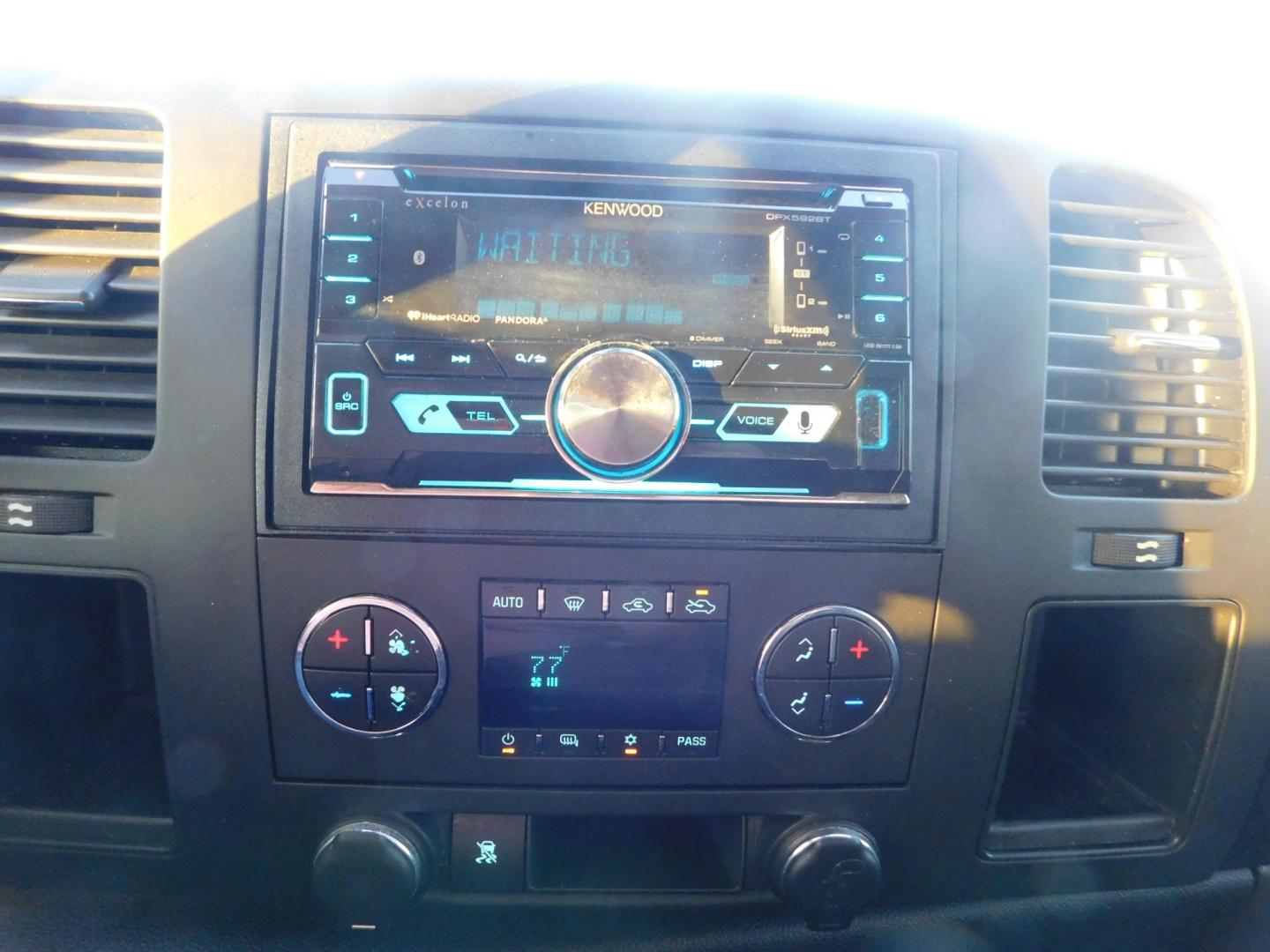 2011 BLACK Chevrolet Silverado 1500 LT Crew Cab 2WD (3GCPCSE02BG) with an 5.3L V8 OHV 16V FFV engine, 4-Speed Automatic transmission, located at 2121 Burlington St, North Kansas City, MO, 64116, (816) 556-0707, 39.144707, -94.581978 - Photo#3