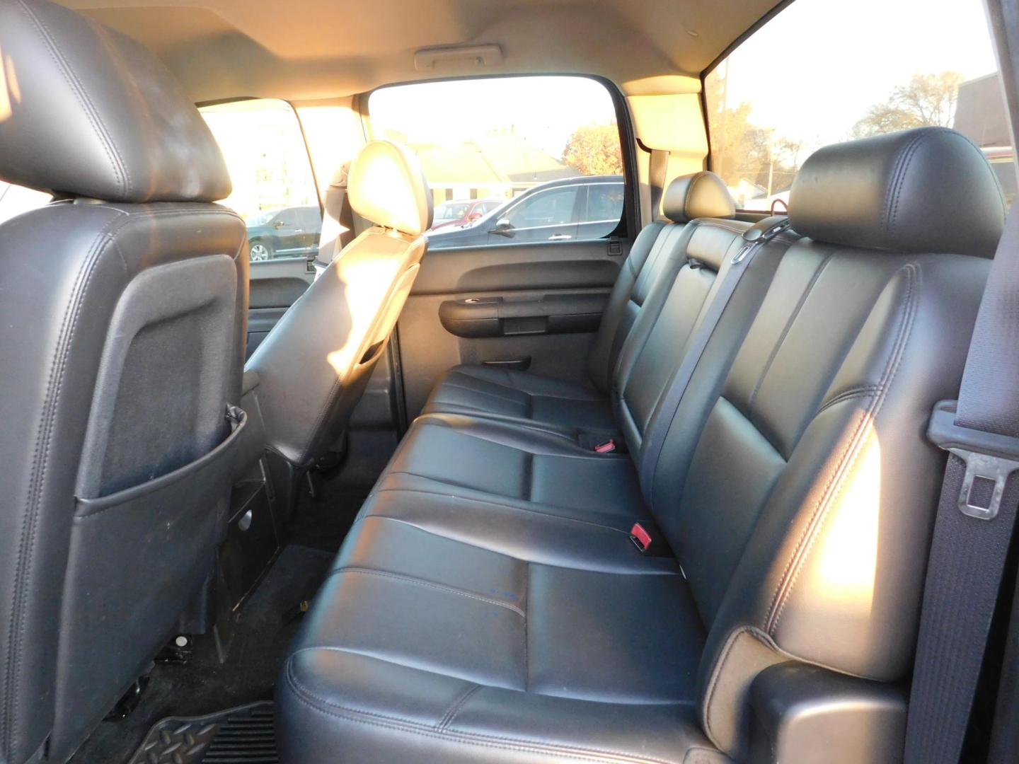 2011 BLACK Chevrolet Silverado 1500 LT Crew Cab 2WD (3GCPCSE02BG) with an 5.3L V8 OHV 16V FFV engine, 4-Speed Automatic transmission, located at 2121 Burlington St, North Kansas City, MO, 64116, (816) 556-0707, 39.144707, -94.581978 - Photo#5