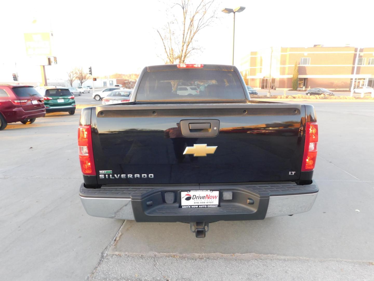 2011 BLACK Chevrolet Silverado 1500 LT Crew Cab 2WD (3GCPCSE02BG) with an 5.3L V8 OHV 16V FFV engine, 4-Speed Automatic transmission, located at 2121 Burlington St, North Kansas City, MO, 64116, (816) 556-0707, 39.144707, -94.581978 - Photo#6