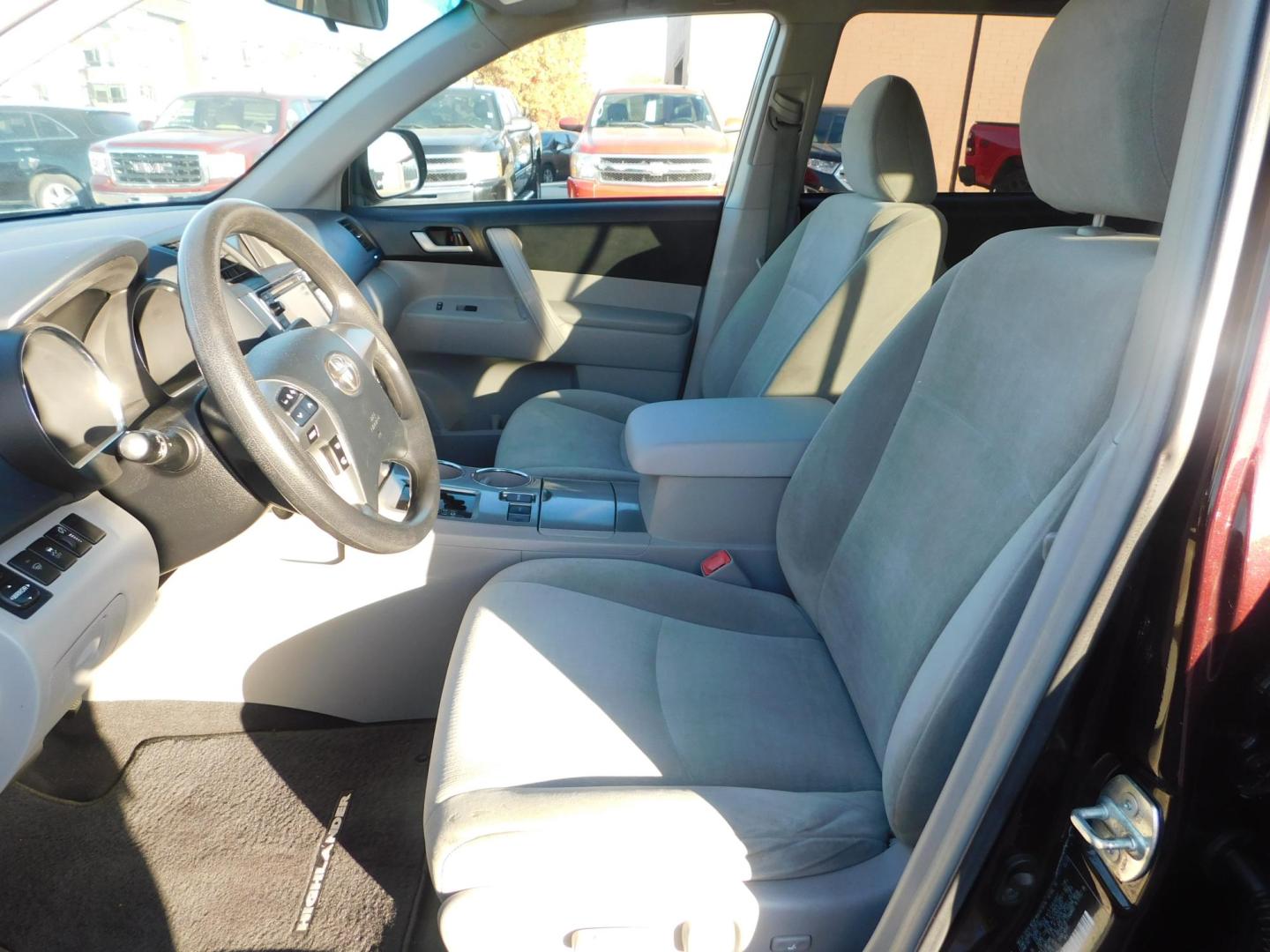2013 BURGUNDY Toyota Highlander Base 2WD I4 (5TDZA3EH6DS) with an 2.7L L4 DOHC 16V engine, 5-Speed Automatic transmission, located at 2121 Burlington St, North Kansas City, MO, 64116, (816) 556-0707, 39.144707, -94.581978 - Photo#2