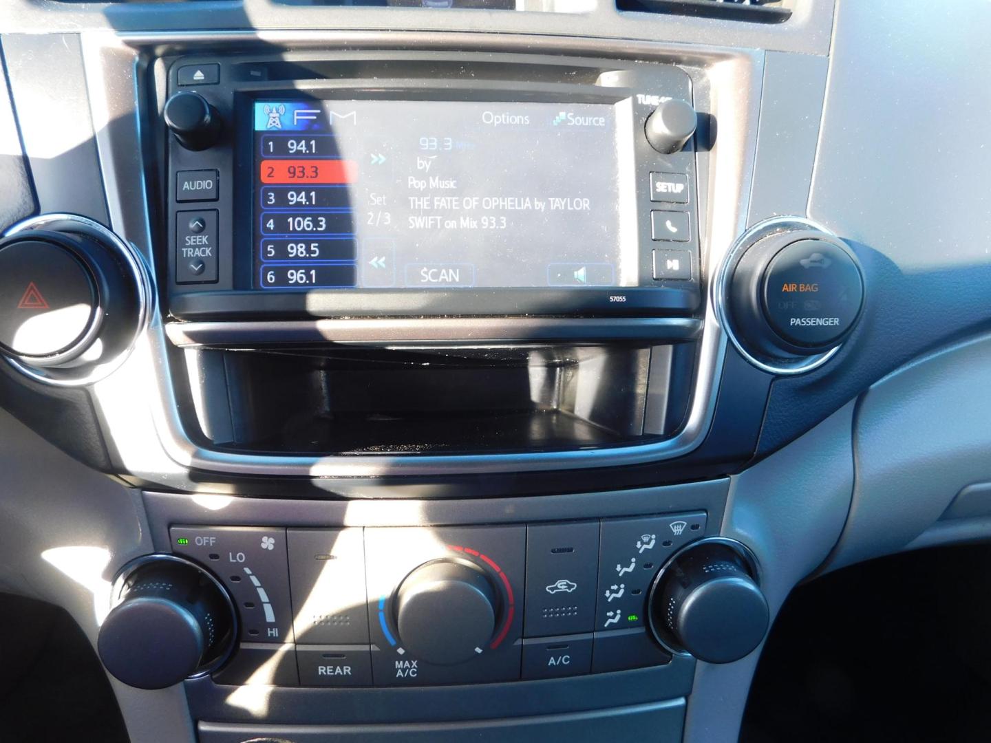 2013 BURGUNDY Toyota Highlander Base 2WD I4 (5TDZA3EH6DS) with an 2.7L L4 DOHC 16V engine, 5-Speed Automatic transmission, located at 2121 Burlington St, North Kansas City, MO, 64116, (816) 556-0707, 39.144707, -94.581978 - Photo#3