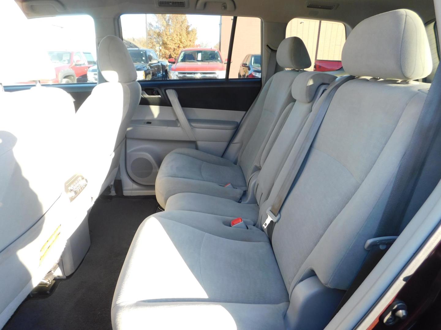 2013 BURGUNDY Toyota Highlander Base 2WD I4 (5TDZA3EH6DS) with an 2.7L L4 DOHC 16V engine, 5-Speed Automatic transmission, located at 2121 Burlington St, North Kansas City, MO, 64116, (816) 556-0707, 39.144707, -94.581978 - Photo#5