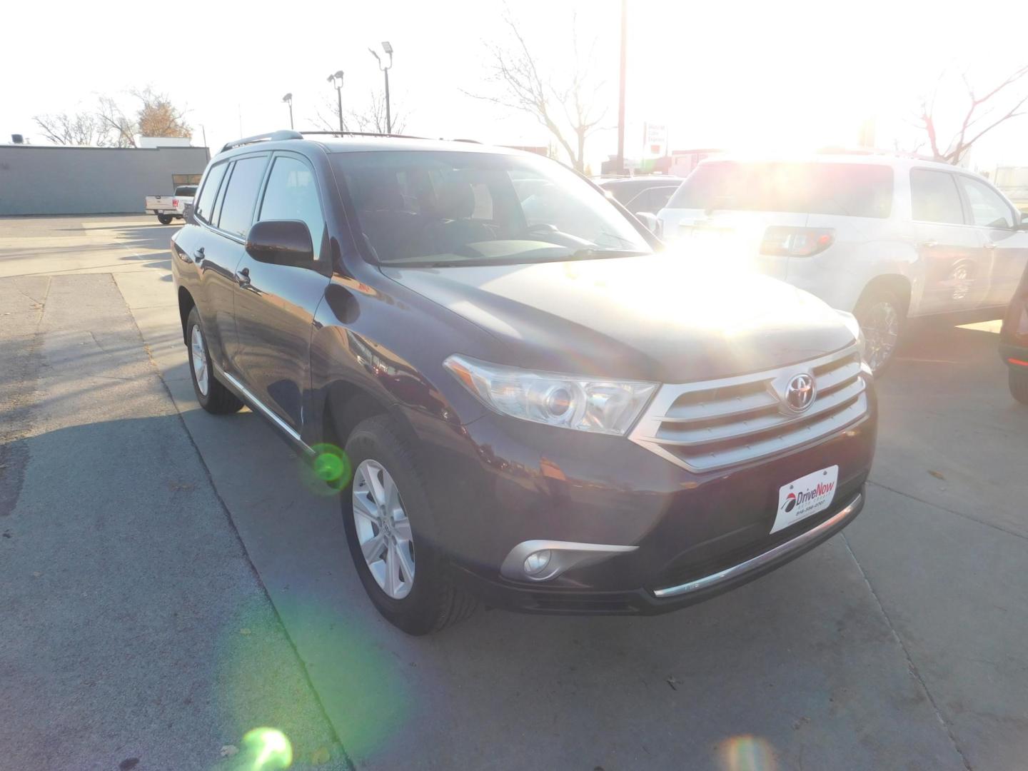 2013 BURGUNDY Toyota Highlander Base 2WD I4 (5TDZA3EH6DS) with an 2.7L L4 DOHC 16V engine, 5-Speed Automatic transmission, located at 2121 Burlington St, North Kansas City, MO, 64116, (816) 556-0707, 39.144707, -94.581978 - Photo#9