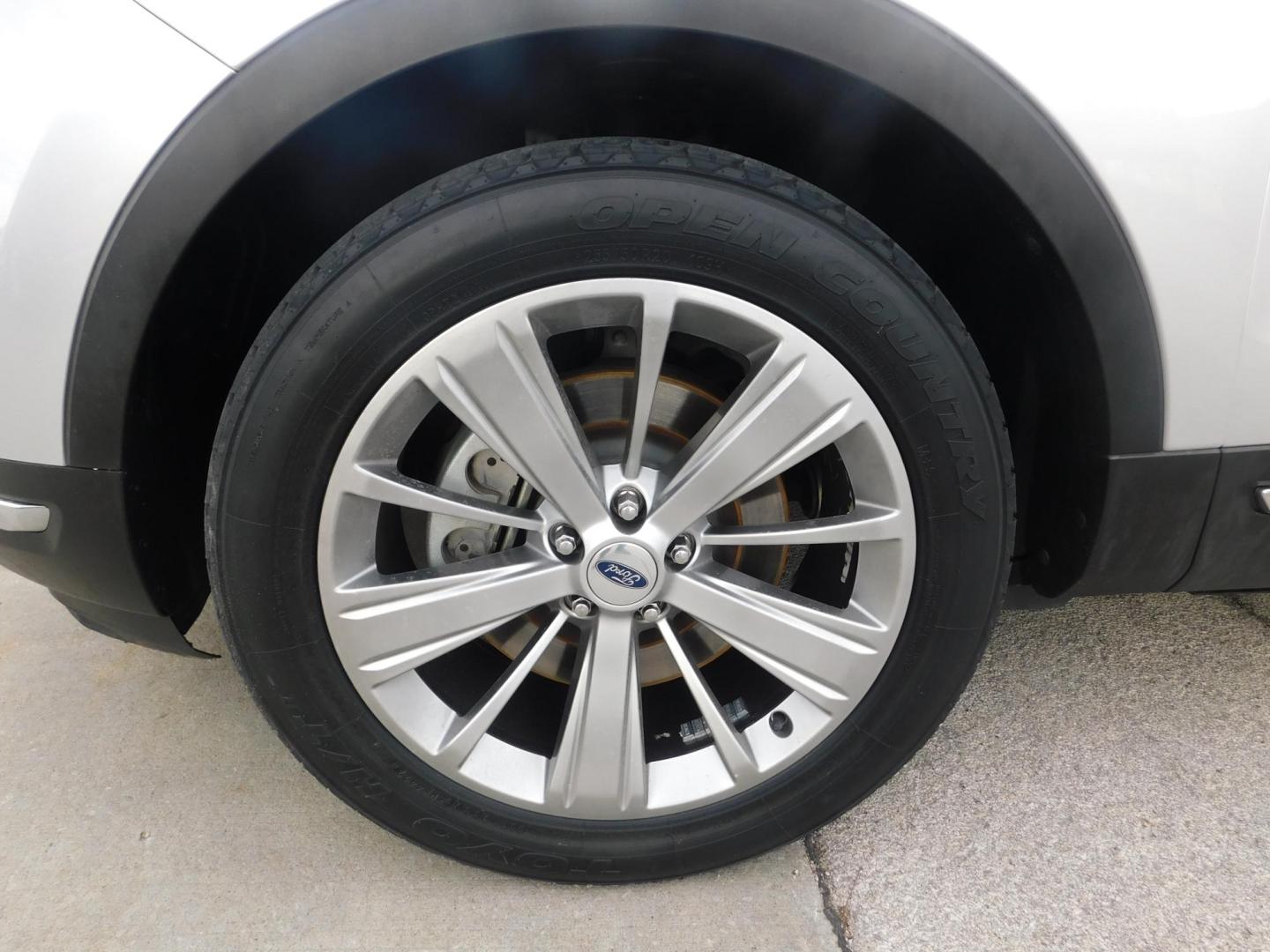 2018 SILVER Ford Explorer Limited FWD (1FM5K7F82JG) with an 3.5L V6 DOHC 24V engine, 6A transmission, located at 2121 Burlington St, North Kansas City, MO, 64116, (816) 556-0707, 39.144707, -94.581978 - Photo#1