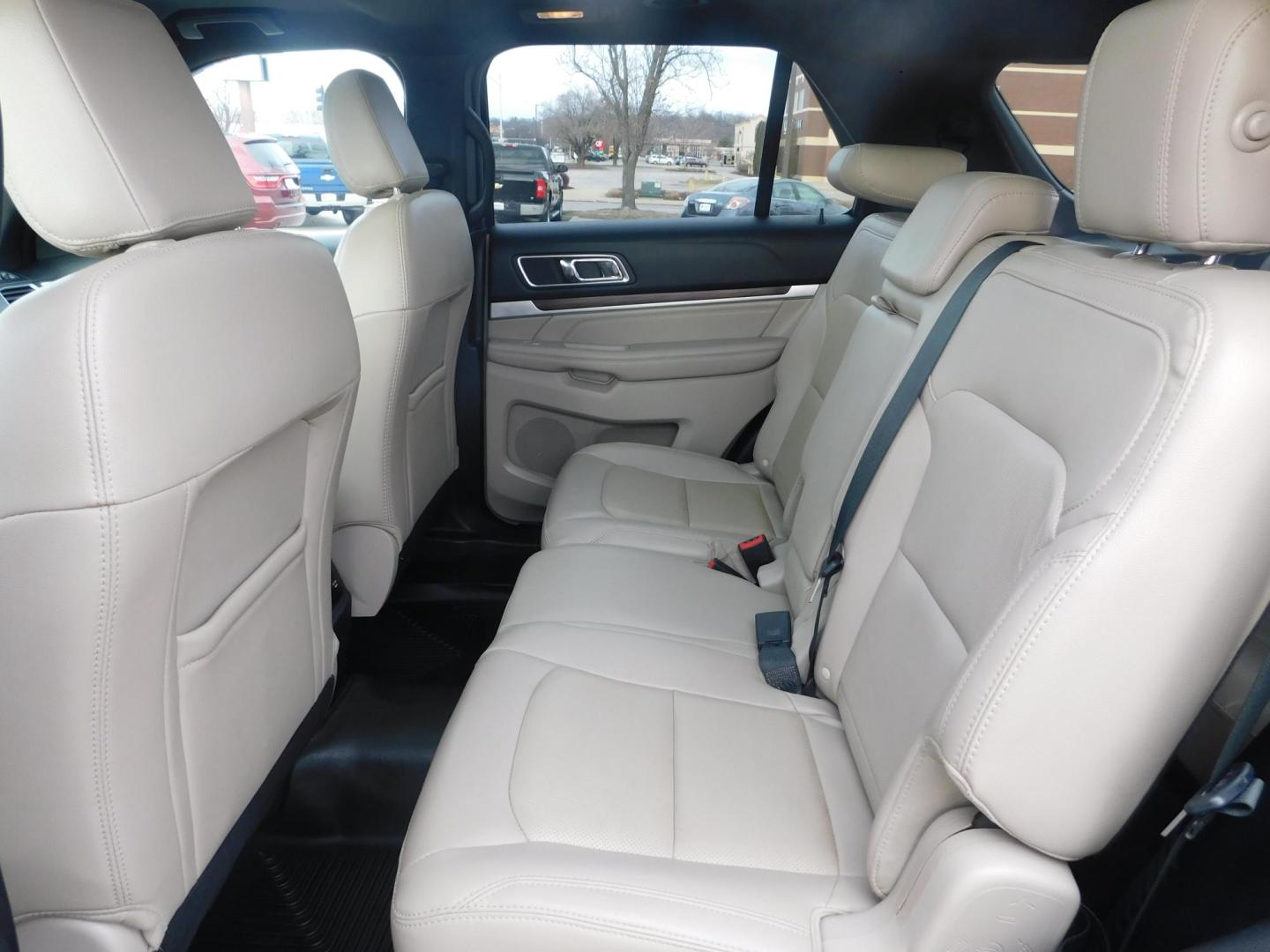 2018 SILVER Ford Explorer Limited FWD (1FM5K7F82JG) with an 3.5L V6 DOHC 24V engine, 6A transmission, located at 2121 Burlington St, North Kansas City, MO, 64116, (816) 556-0707, 39.144707, -94.581978 - Photo#8