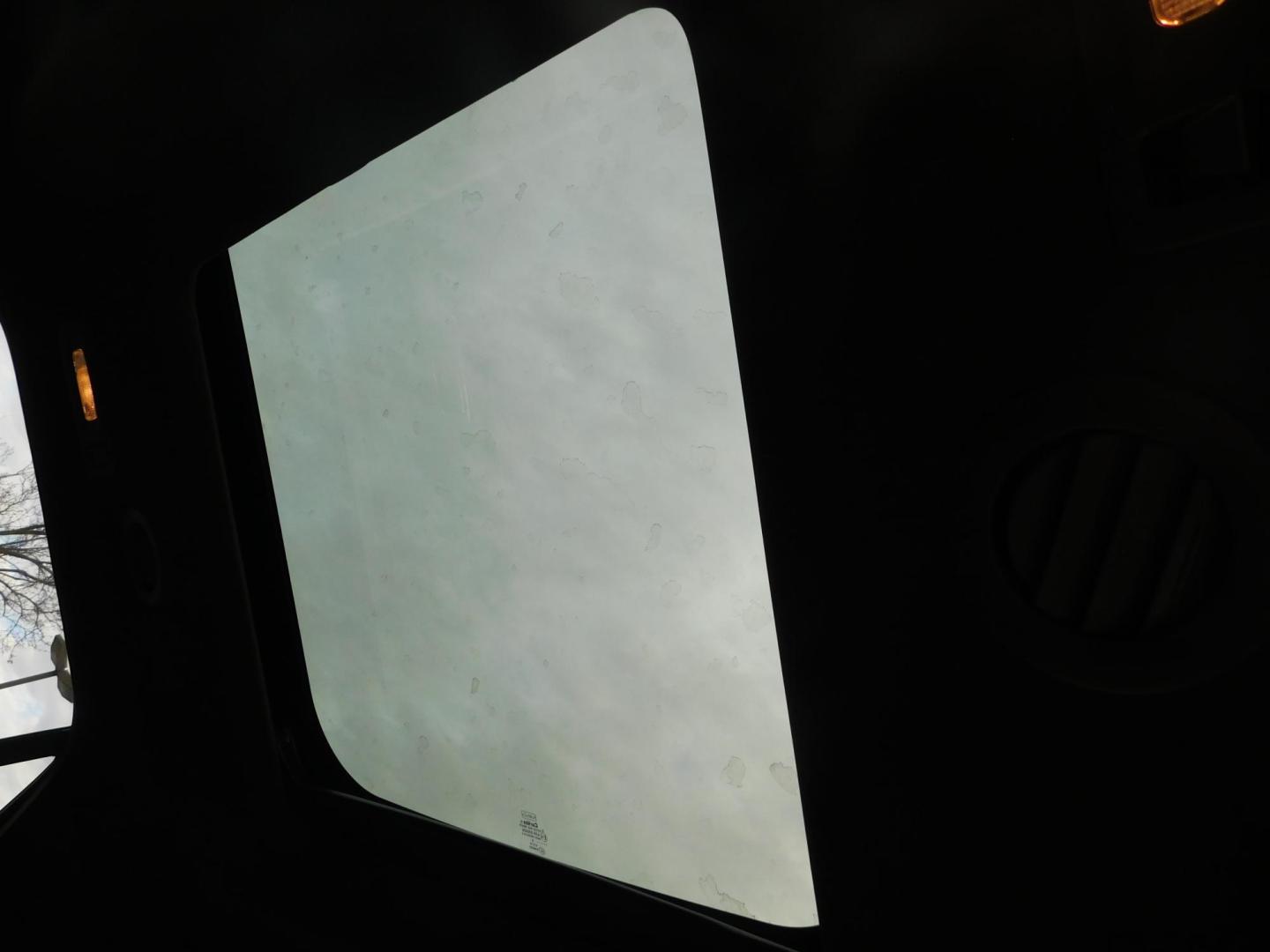 2018 SILVER Ford Explorer Limited FWD (1FM5K7F82JG) with an 3.5L V6 DOHC 24V engine, 6A transmission, located at 2121 Burlington St, North Kansas City, MO, 64116, (816) 556-0707, 39.144707, -94.581978 - Photo#9