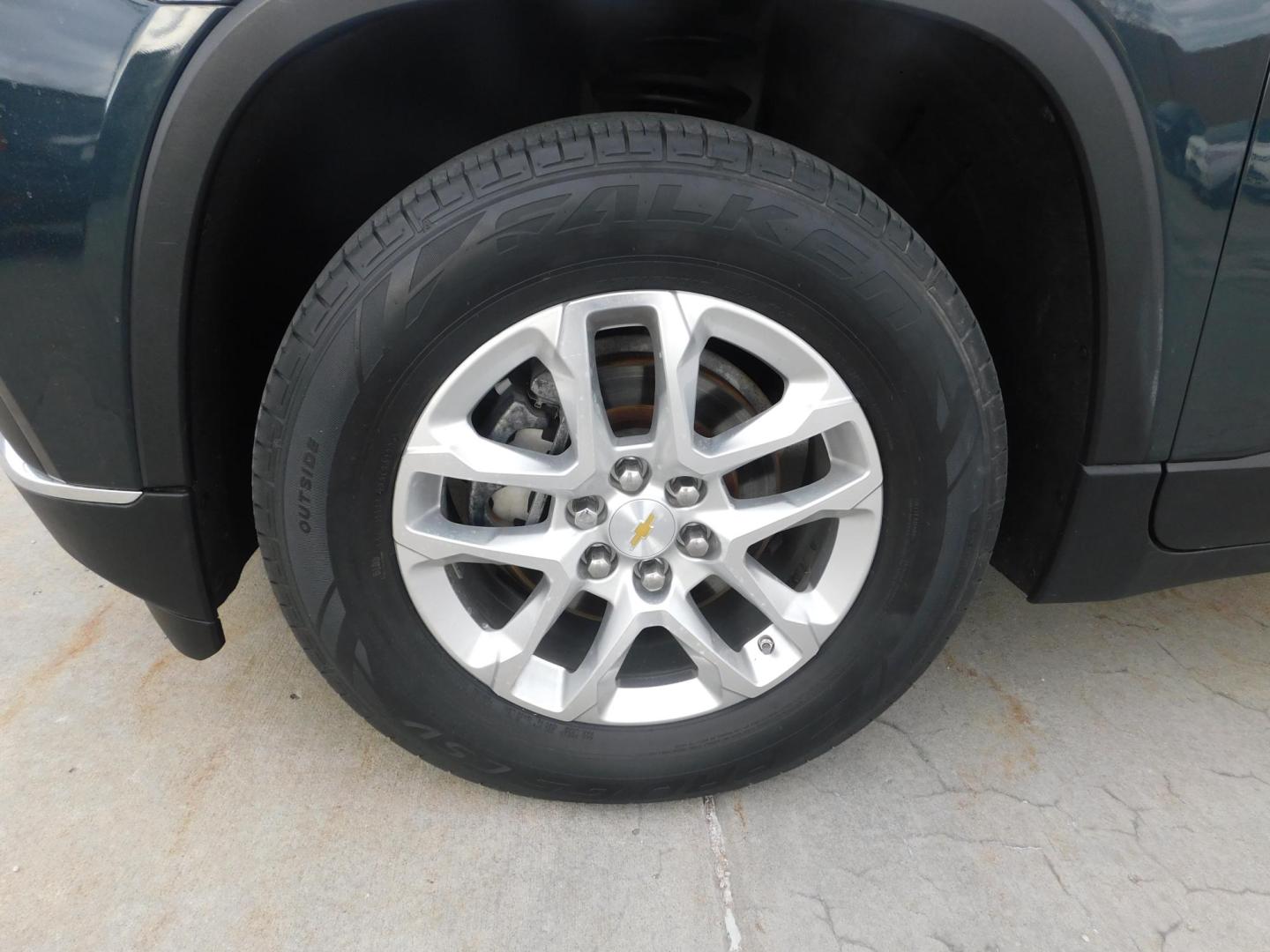 2018 GRAY Chevrolet Traverse LT Cloth FWD (1GNERGKW9JJ) with an 3.6L V6 DOHC 24V engine, 9A transmission, located at 2121 Burlington St, North Kansas City, MO, 64116, (816) 556-0707, 39.144707, -94.581978 - Photo#1