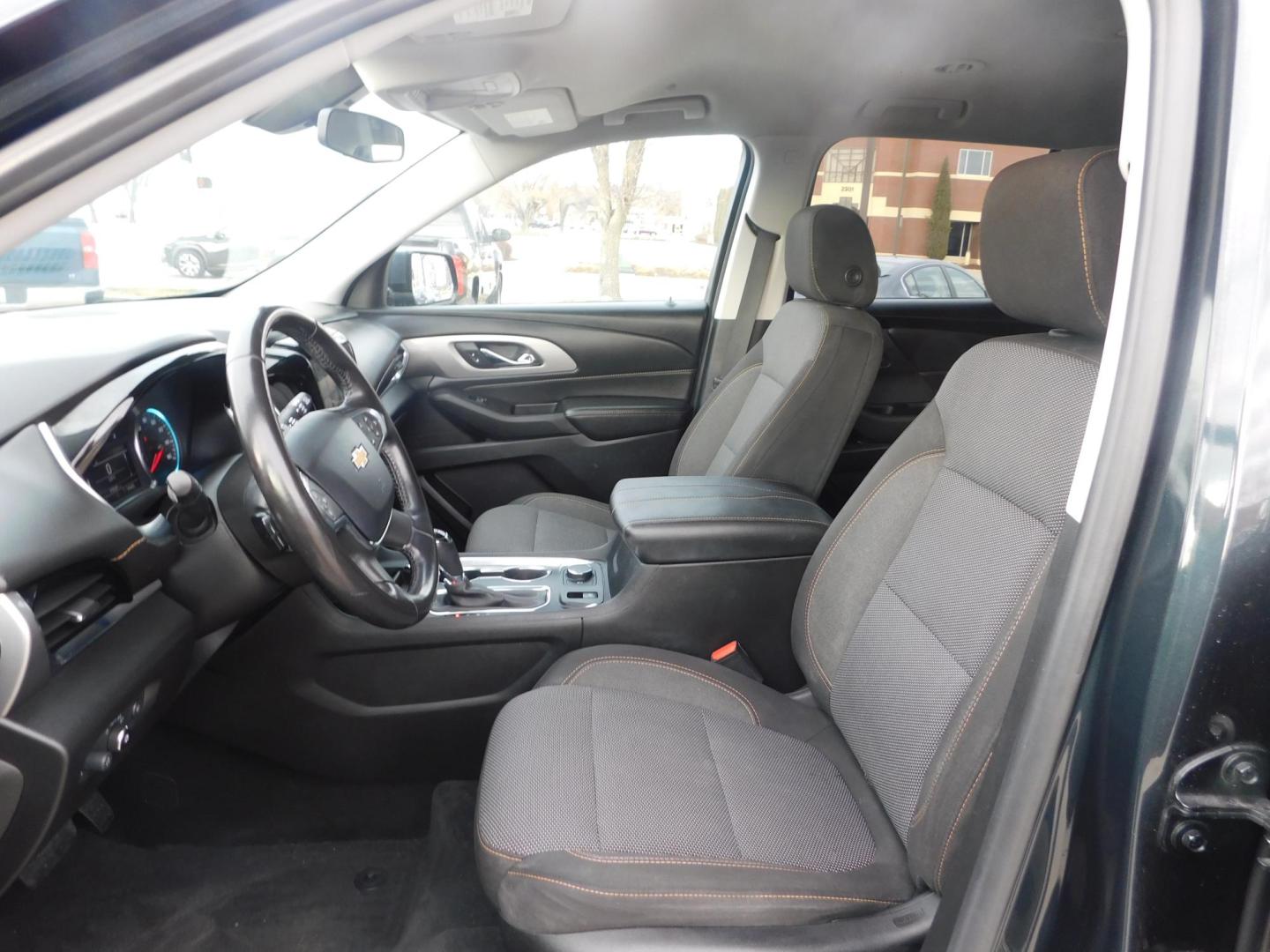 2018 GRAY Chevrolet Traverse LT Cloth FWD (1GNERGKW9JJ) with an 3.6L V6 DOHC 24V engine, 9A transmission, located at 2121 Burlington St, North Kansas City, MO, 64116, (816) 556-0707, 39.144707, -94.581978 - Photo#2