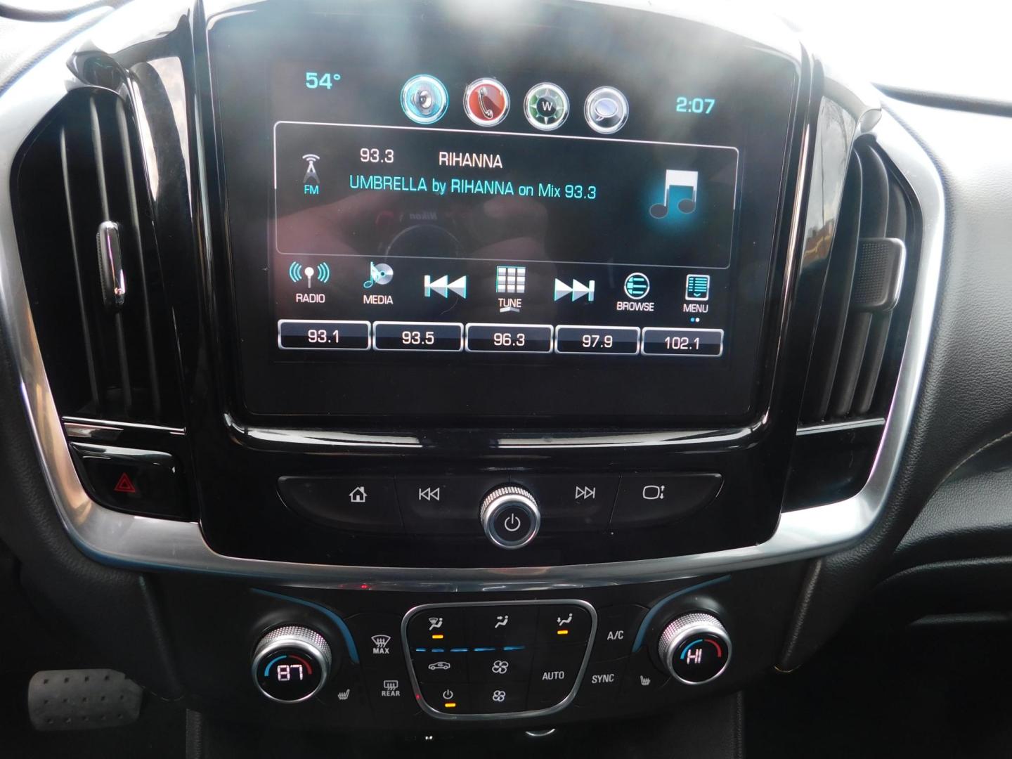 2018 GRAY Chevrolet Traverse LT Cloth FWD (1GNERGKW9JJ) with an 3.6L V6 DOHC 24V engine, 9A transmission, located at 2121 Burlington St, North Kansas City, MO, 64116, (816) 556-0707, 39.144707, -94.581978 - Photo#3