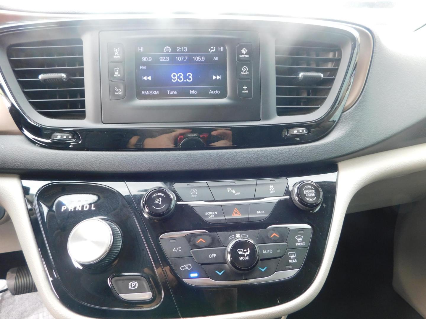 2017 BURGUNDY Chrysler Pacifica Touring (2C4RC1BG7HR) with an 3.6L V6 DOHC 24V engine, 6A transmission, located at 2121 Burlington St, North Kansas City, MO, 64116, (816) 556-0707, 39.144707, -94.581978 - Photo#3