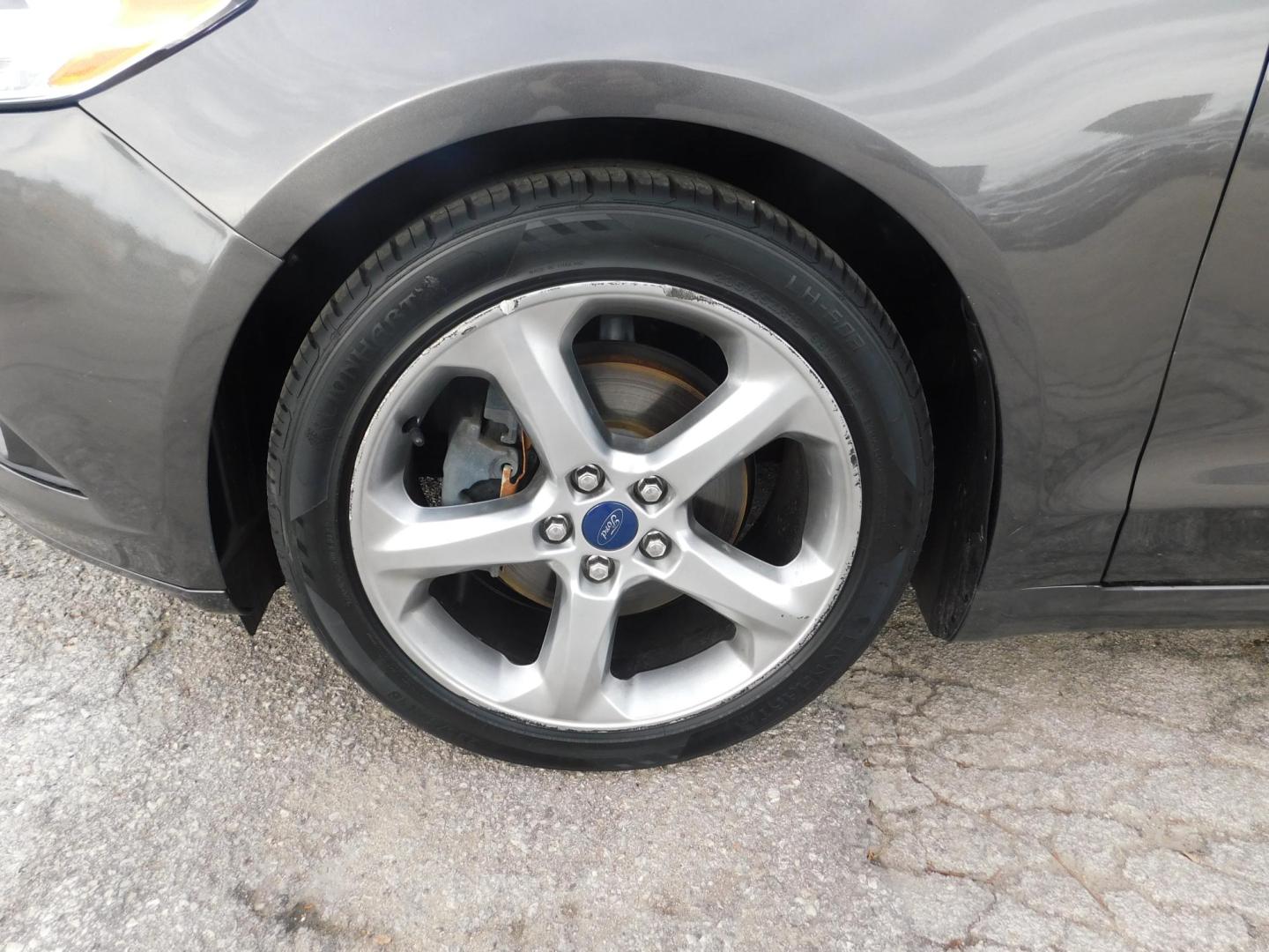 2015 GRAY Ford Fusion SE (1FA6P0HDXF5) with an 1.5L L4 DOHC 16V engine, located at 2121 Burlington St, North Kansas City, MO, 64116, (816) 556-0707, 39.144707, -94.581978 - Photo#1