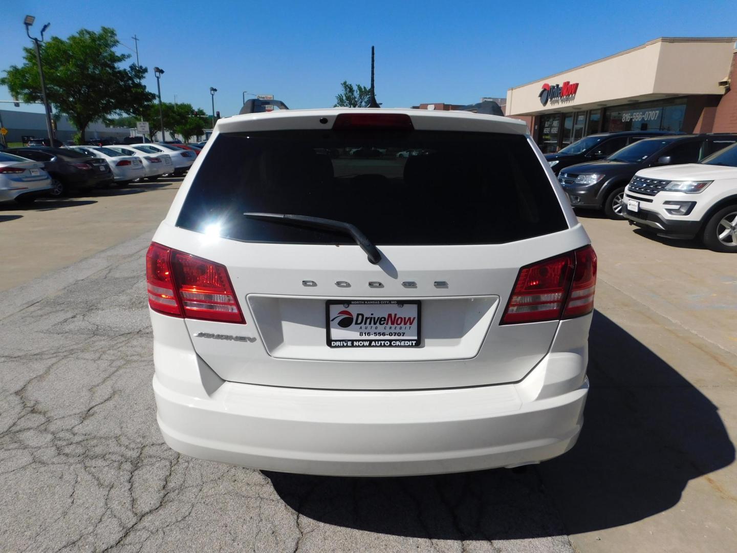 2017 WHITE Dodge Journey SE (3C4PDCAB7HT) with an 2.4L L4 DOHC 16V engine, 4A transmission, located at 2121 Burlington St, North Kansas City, MO, 64116, (816) 556-0707, 39.144707, -94.581978 - Photo#8