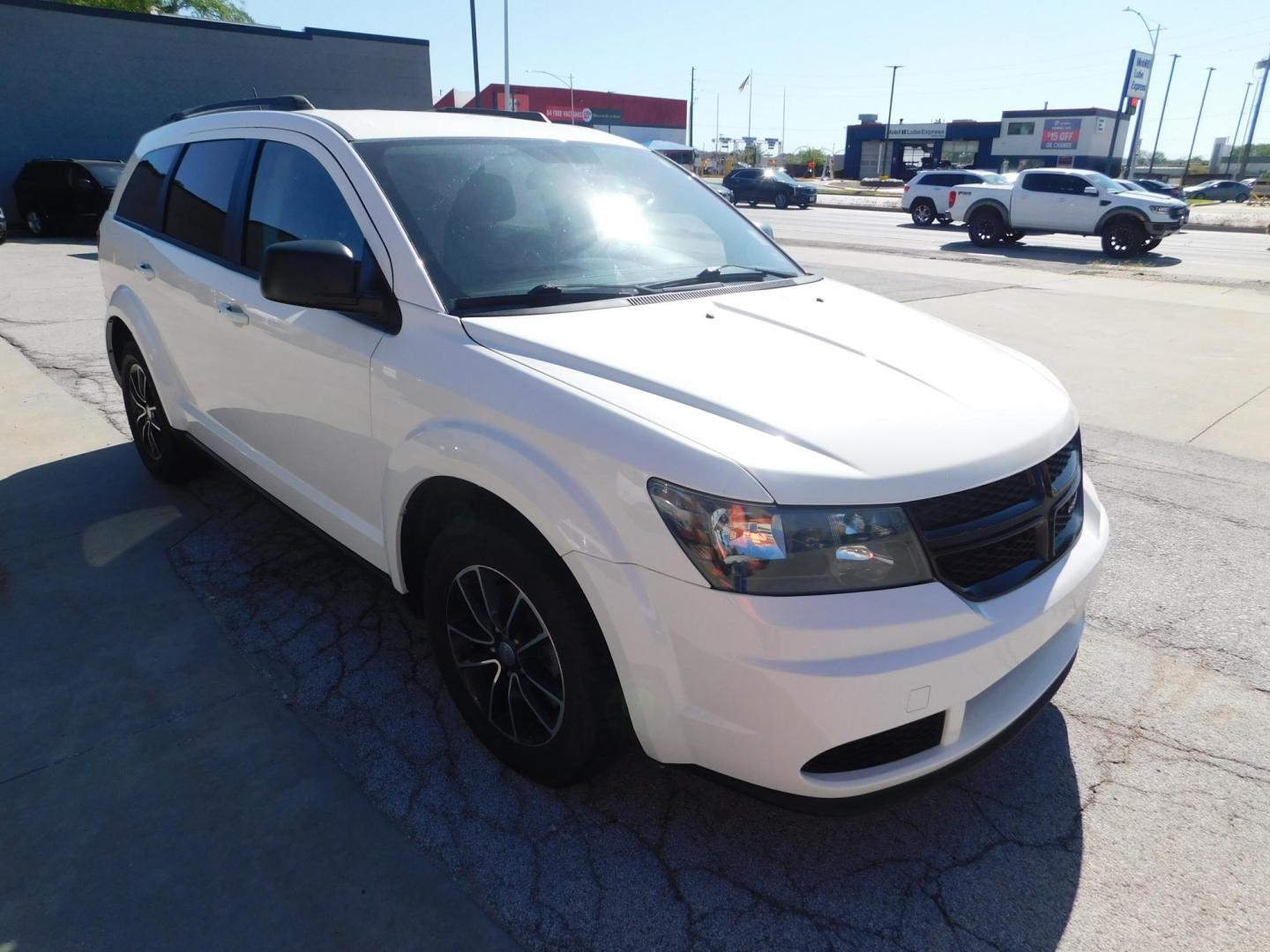2017 WHITE Dodge Journey SE (3C4PDCAB7HT) with an 2.4L L4 DOHC 16V engine, 4A transmission, located at 2121 Burlington St, North Kansas City, MO, 64116, (816) 556-0707, 39.144707, -94.581978 - Photo#9