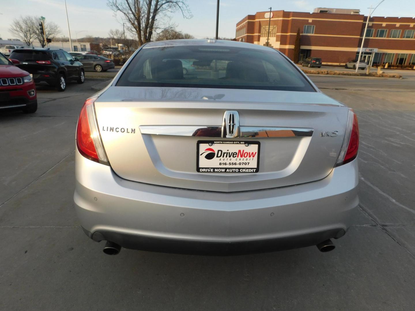 2011 SILVER Lincoln MKS 3.7L FWD (1LNHL9DR7BG) with an 3.7L V6 DOHC 24V engine, 6-Speed Automatic transmission, located at 2121 Burlington St, North Kansas City, MO, 64116, (816) 556-0707, 39.144707, -94.581978 - Photo#7
