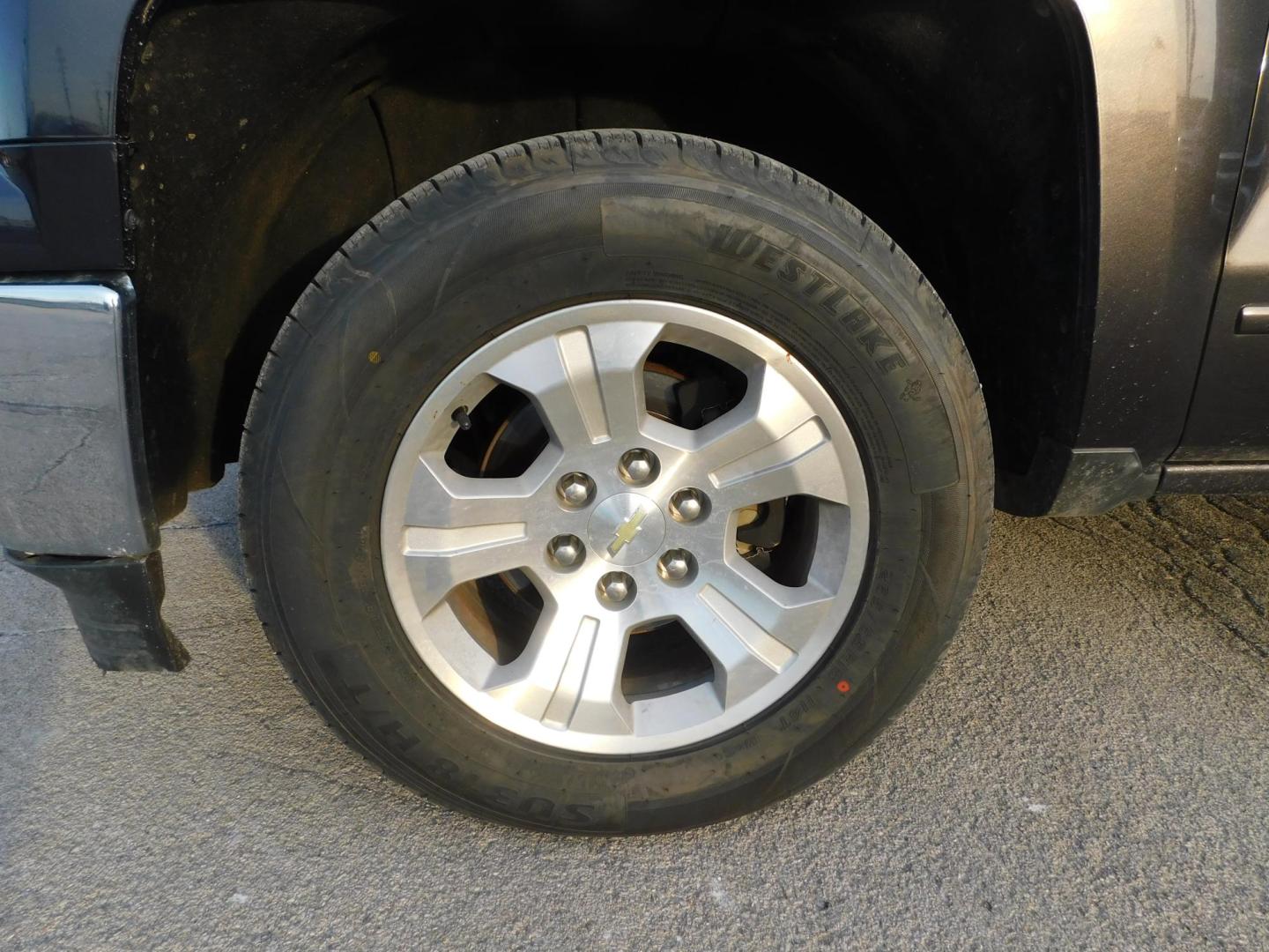 2015 GRAY Chevrolet Silverado 1500 LT Double Cab 4WD (1GCVKREC6FZ) with an 5.3L V8 OHV 16V engine, 6-Speed Automatic transmission, located at 2121 Burlington St, North Kansas City, MO, 64116, (816) 556-0707, 39.144707, -94.581978 - Photo#1