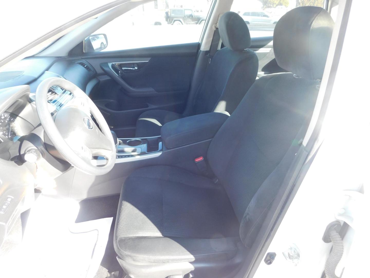 2014 WHITE Nissan Altima 2.5 SL (1N4AL3AP8EN) with an 2.5L L4 DOHC 16V engine, Continuously Variable Transmission transmission, located at 2121 Burlington St, North Kansas City, MO, 64116, (816) 556-0707, 39.144707, -94.581978 - Photo#2