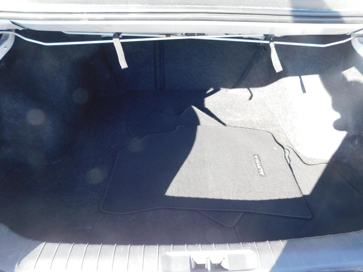 2014 WHITE Nissan Altima 2.5 SL (1N4AL3AP8EN) with an 2.5L L4 DOHC 16V engine, Continuously Variable Transmission transmission, located at 2121 Burlington St, North Kansas City, MO, 64116, (816) 556-0707, 39.144707, -94.581978 - Photo#6