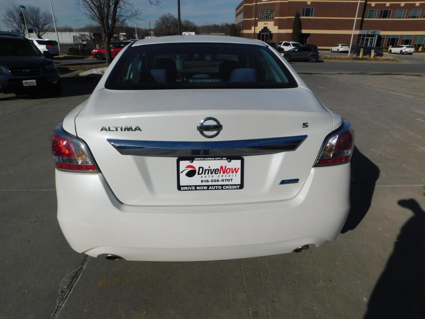 2014 WHITE Nissan Altima 2.5 SL (1N4AL3AP8EN) with an 2.5L L4 DOHC 16V engine, Continuously Variable Transmission transmission, located at 2121 Burlington St, North Kansas City, MO, 64116, (816) 556-0707, 39.144707, -94.581978 - Photo#7