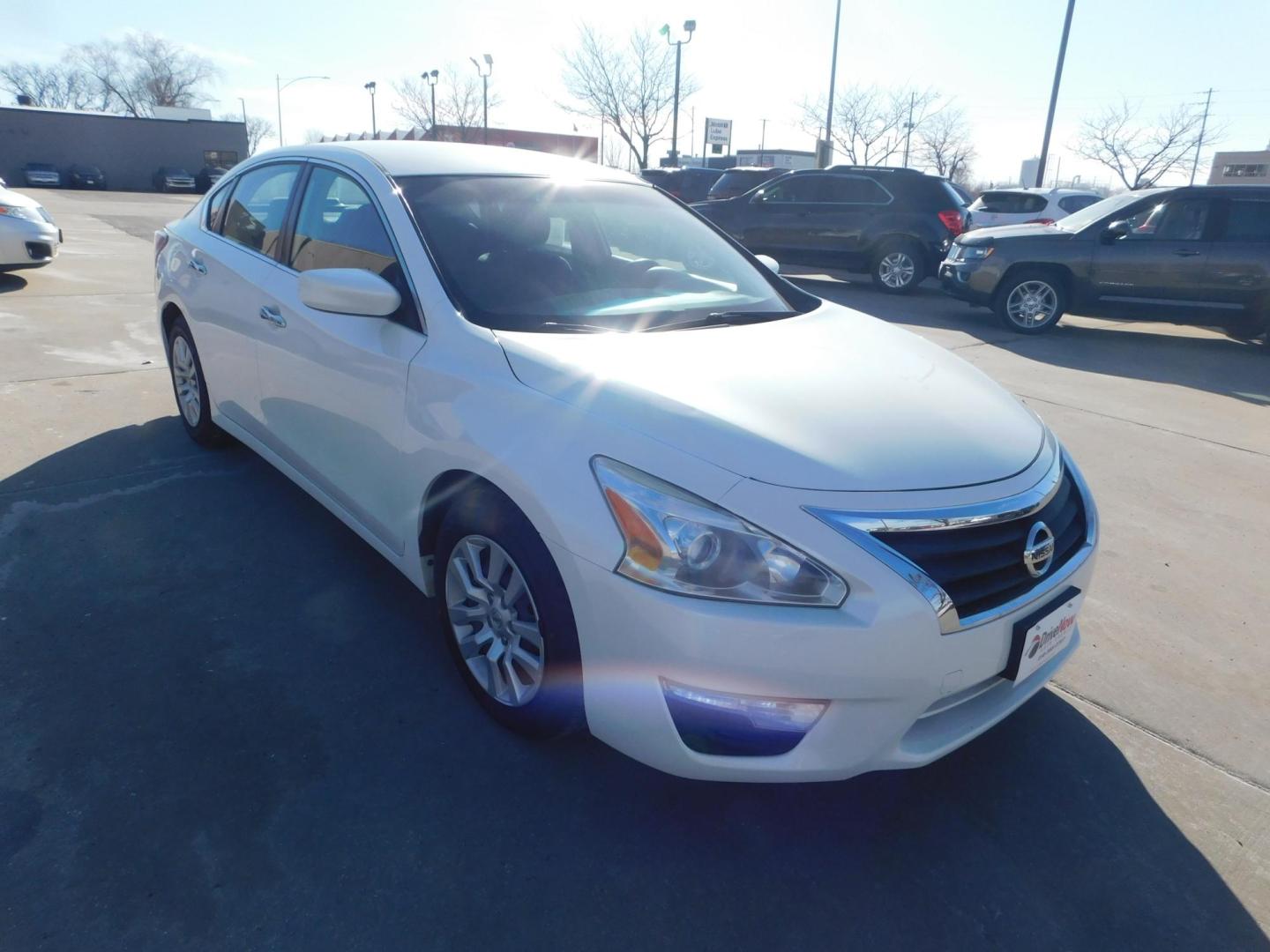 2014 WHITE Nissan Altima 2.5 SL (1N4AL3AP8EN) with an 2.5L L4 DOHC 16V engine, Continuously Variable Transmission transmission, located at 2121 Burlington St, North Kansas City, MO, 64116, (816) 556-0707, 39.144707, -94.581978 - Photo#8