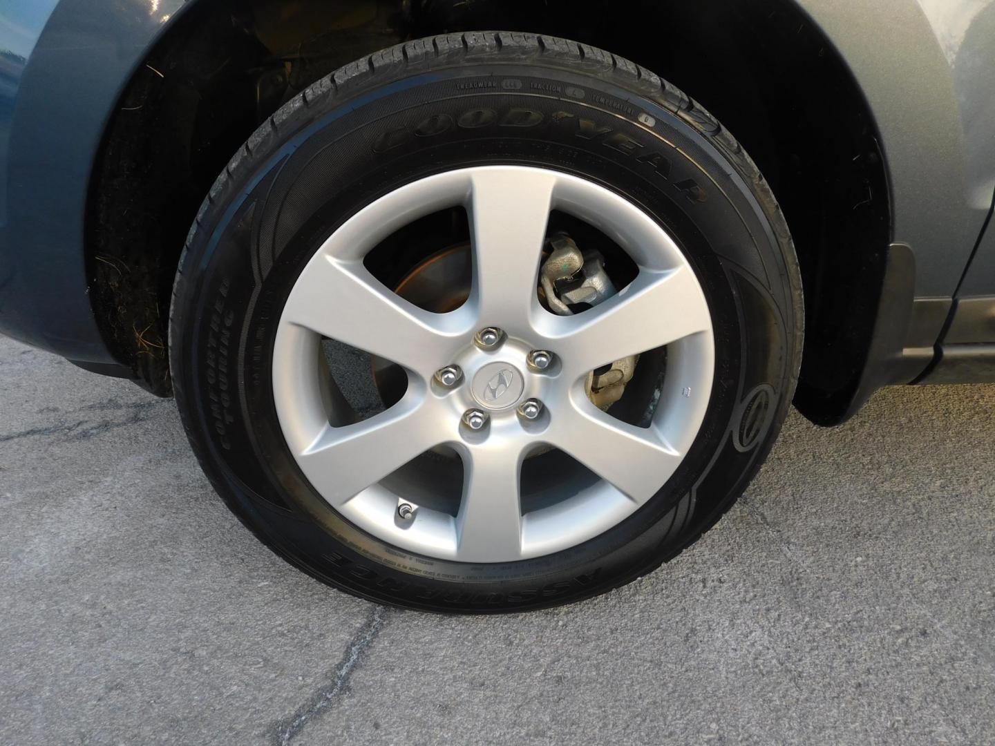 2009 BLUE Hyundai Santa Fe Limited (5NMSH13E19H) with an 3.3L V6 DOHC 24V engine, 5-Speed Automatic transmission, located at 2121 Burlington St, North Kansas City, MO, 64116, (816) 556-0707, 39.144707, -94.581978 - Photo#1