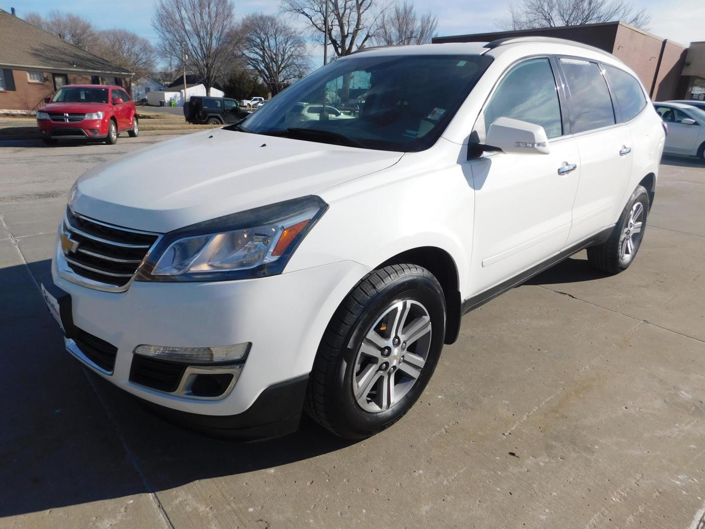 2015 WHITE Chevrolet Traverse 2LT FWD (1GNKRHKD9FJ) with an 3.6L V6 DOHC 24V engine, 6-Speed Automatic transmission, located at 2121 Burlington St, North Kansas City, MO, 64116, (816) 556-0707, 39.144707, -94.581978 - Photo#0