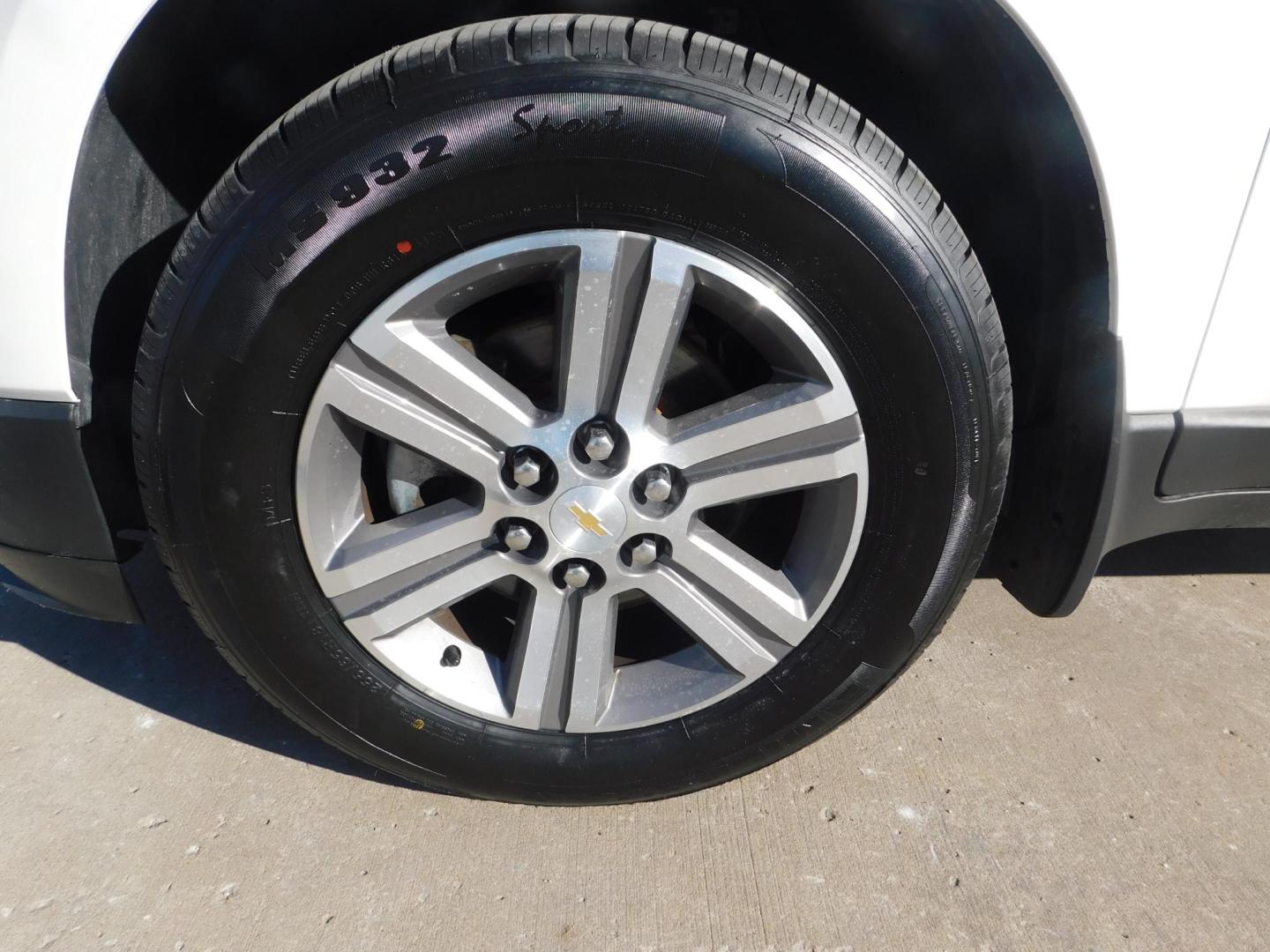 2015 WHITE Chevrolet Traverse 2LT FWD (1GNKRHKD9FJ) with an 3.6L V6 DOHC 24V engine, 6-Speed Automatic transmission, located at 2121 Burlington St, North Kansas City, MO, 64116, (816) 556-0707, 39.144707, -94.581978 - Photo#1