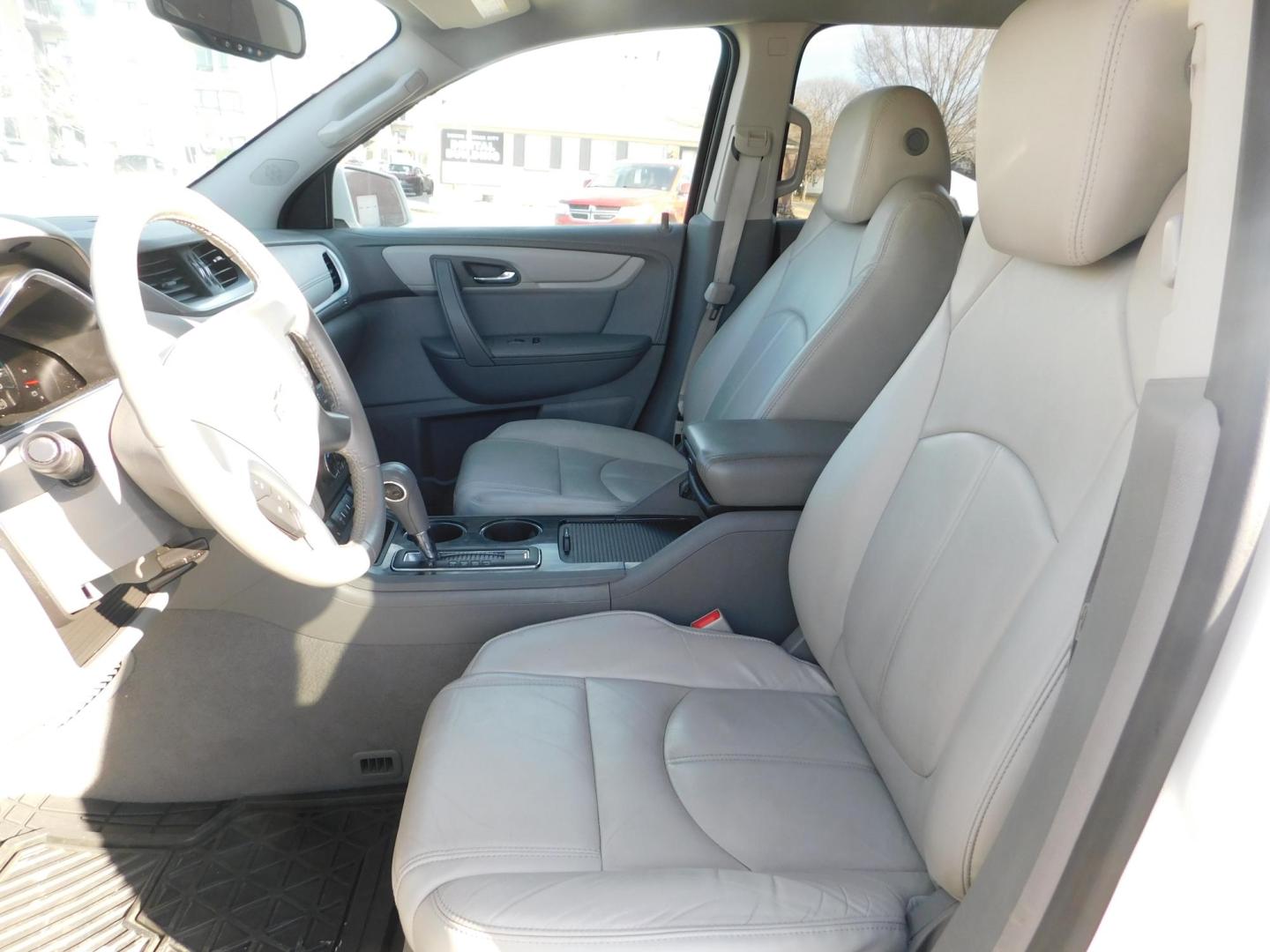 2015 WHITE Chevrolet Traverse 2LT FWD (1GNKRHKD9FJ) with an 3.6L V6 DOHC 24V engine, 6-Speed Automatic transmission, located at 2121 Burlington St, North Kansas City, MO, 64116, (816) 556-0707, 39.144707, -94.581978 - Photo#2