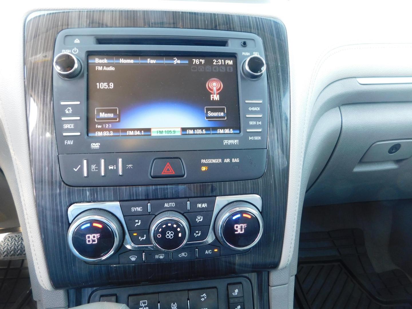 2015 WHITE Chevrolet Traverse 2LT FWD (1GNKRHKD9FJ) with an 3.6L V6 DOHC 24V engine, 6-Speed Automatic transmission, located at 2121 Burlington St, North Kansas City, MO, 64116, (816) 556-0707, 39.144707, -94.581978 - Photo#3