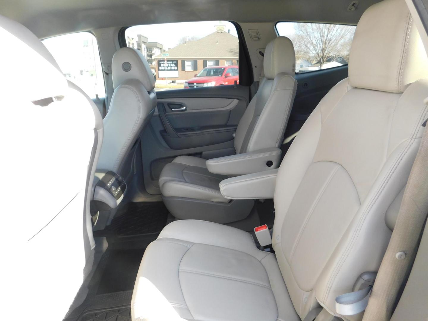 2015 WHITE Chevrolet Traverse 2LT FWD (1GNKRHKD9FJ) with an 3.6L V6 DOHC 24V engine, 6-Speed Automatic transmission, located at 2121 Burlington St, North Kansas City, MO, 64116, (816) 556-0707, 39.144707, -94.581978 - Photo#6