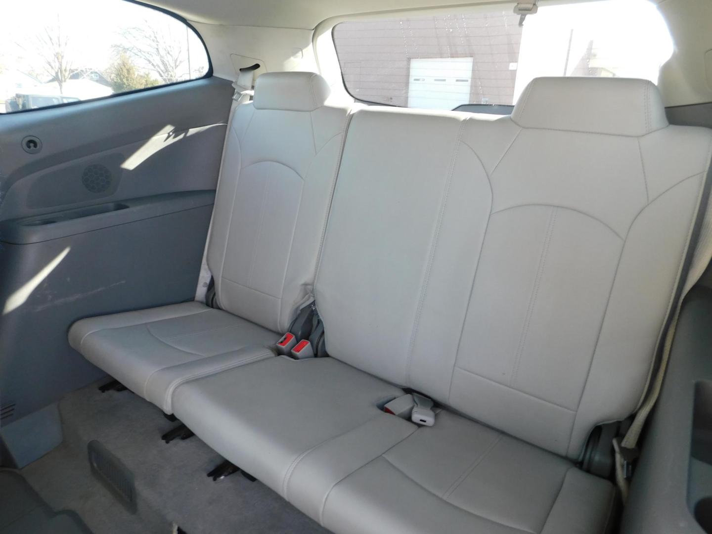 2015 WHITE Chevrolet Traverse 2LT FWD (1GNKRHKD9FJ) with an 3.6L V6 DOHC 24V engine, 6-Speed Automatic transmission, located at 2121 Burlington St, North Kansas City, MO, 64116, (816) 556-0707, 39.144707, -94.581978 - Photo#7