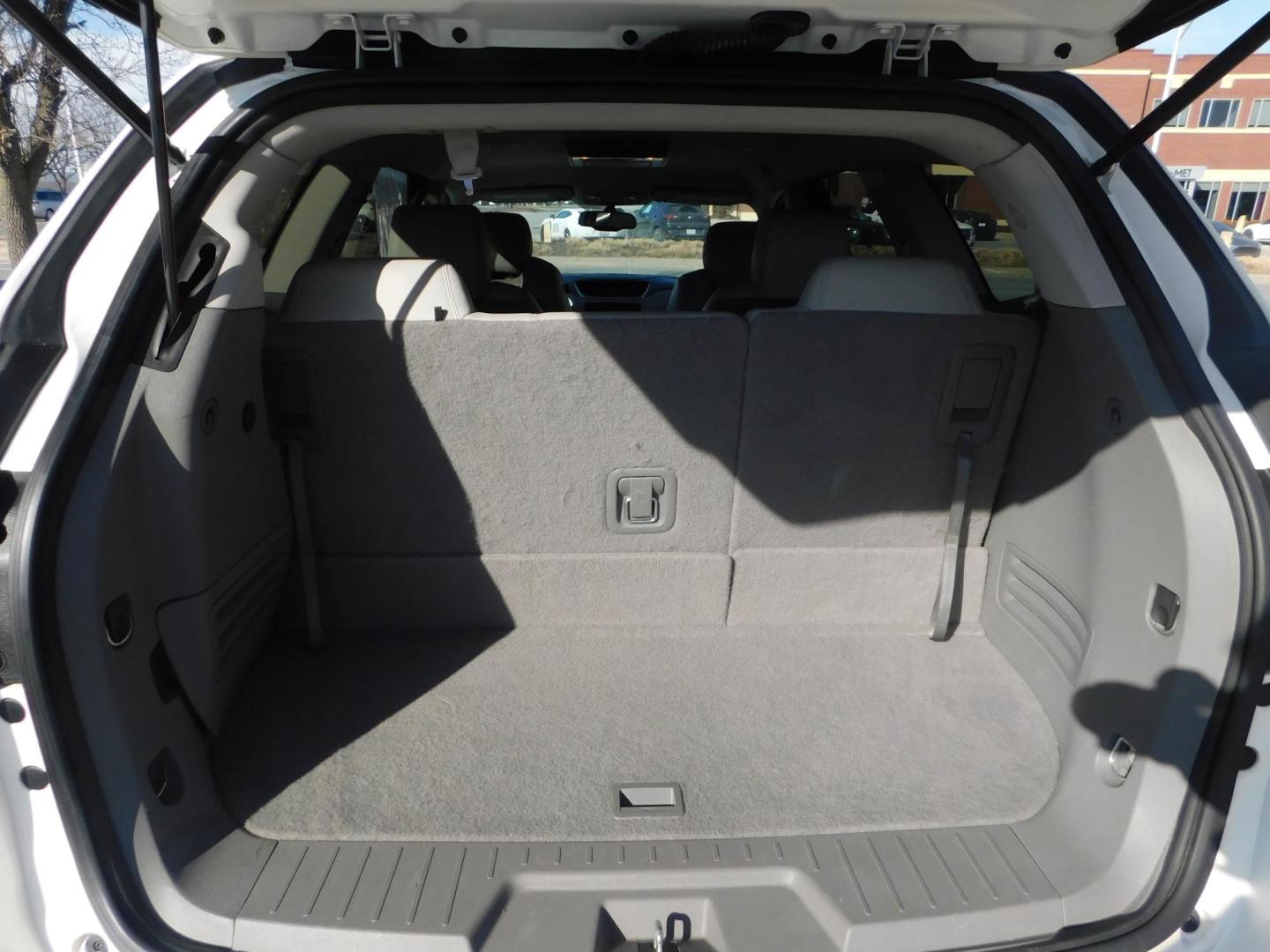 2015 WHITE Chevrolet Traverse 2LT FWD (1GNKRHKD9FJ) with an 3.6L V6 DOHC 24V engine, 6-Speed Automatic transmission, located at 2121 Burlington St, North Kansas City, MO, 64116, (816) 556-0707, 39.144707, -94.581978 - Photo#8