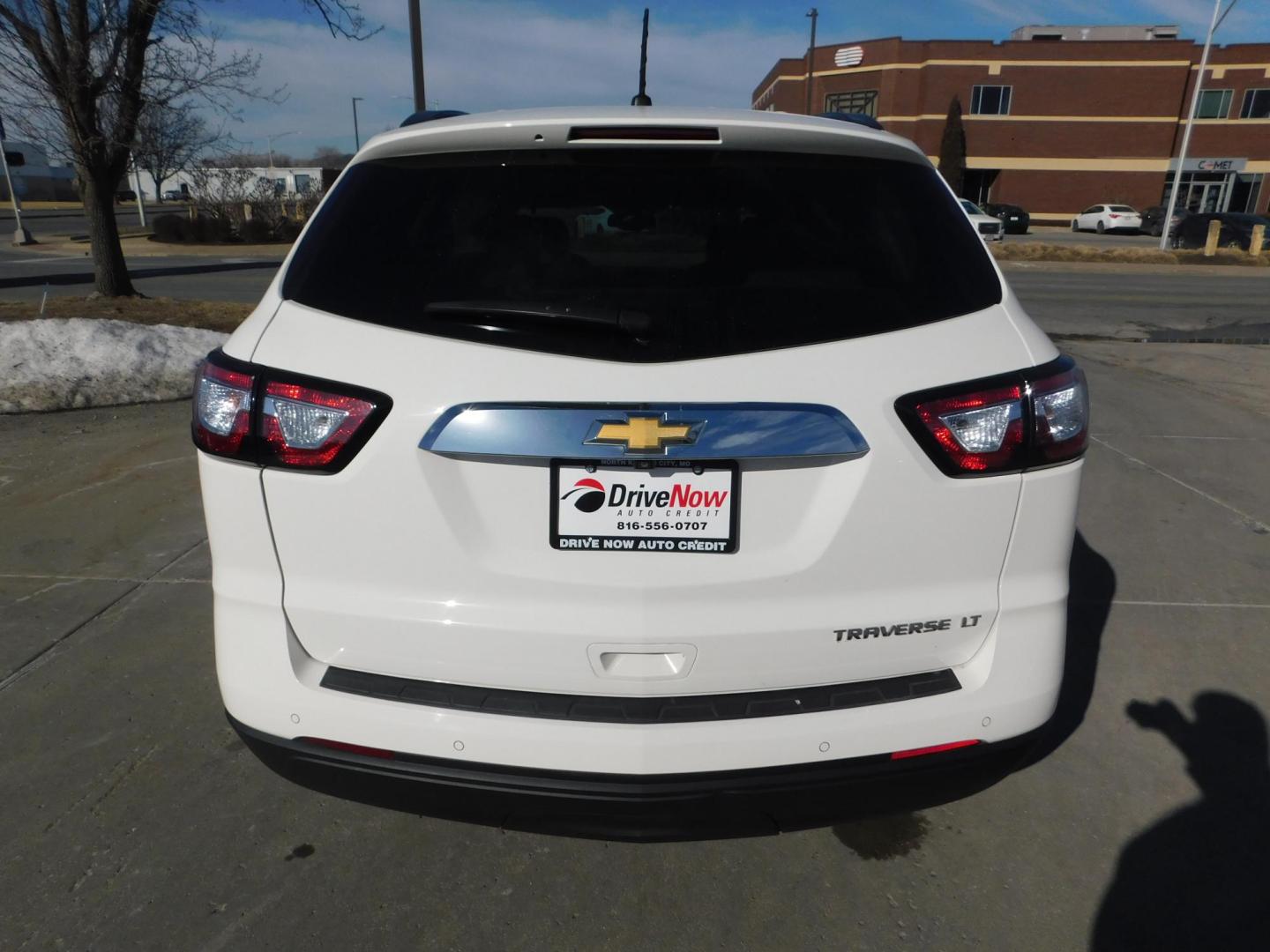2015 WHITE Chevrolet Traverse 2LT FWD (1GNKRHKD9FJ) with an 3.6L V6 DOHC 24V engine, 6-Speed Automatic transmission, located at 2121 Burlington St, North Kansas City, MO, 64116, (816) 556-0707, 39.144707, -94.581978 - Photo#9