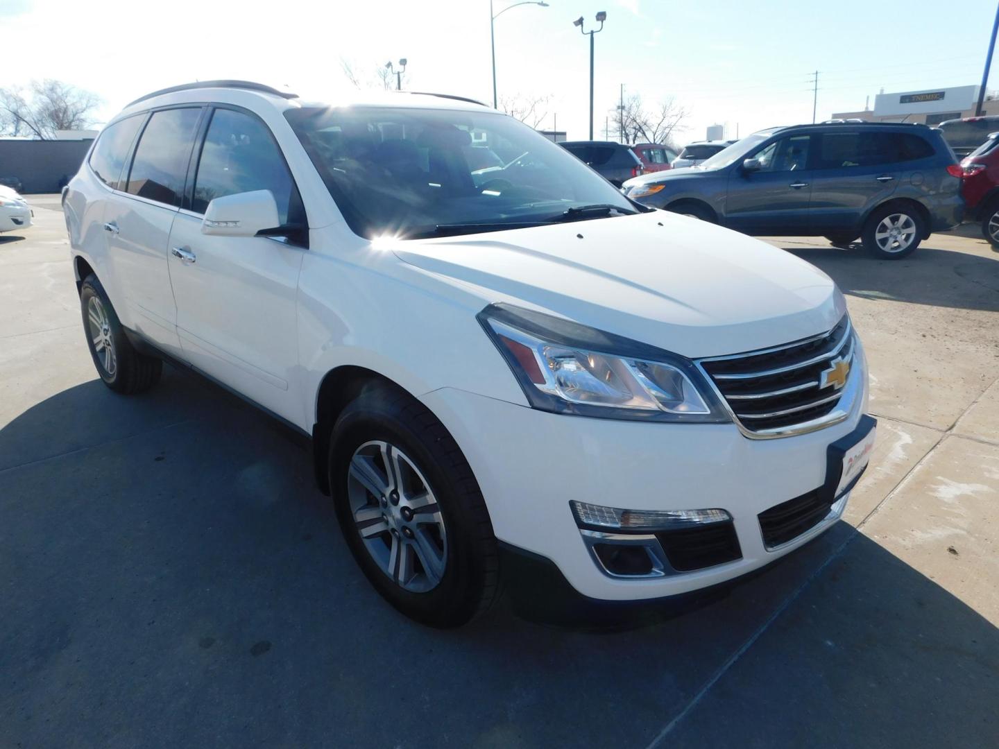 2015 WHITE Chevrolet Traverse 2LT FWD (1GNKRHKD9FJ) with an 3.6L V6 DOHC 24V engine, 6-Speed Automatic transmission, located at 2121 Burlington St, North Kansas City, MO, 64116, (816) 556-0707, 39.144707, -94.581978 - Photo#10