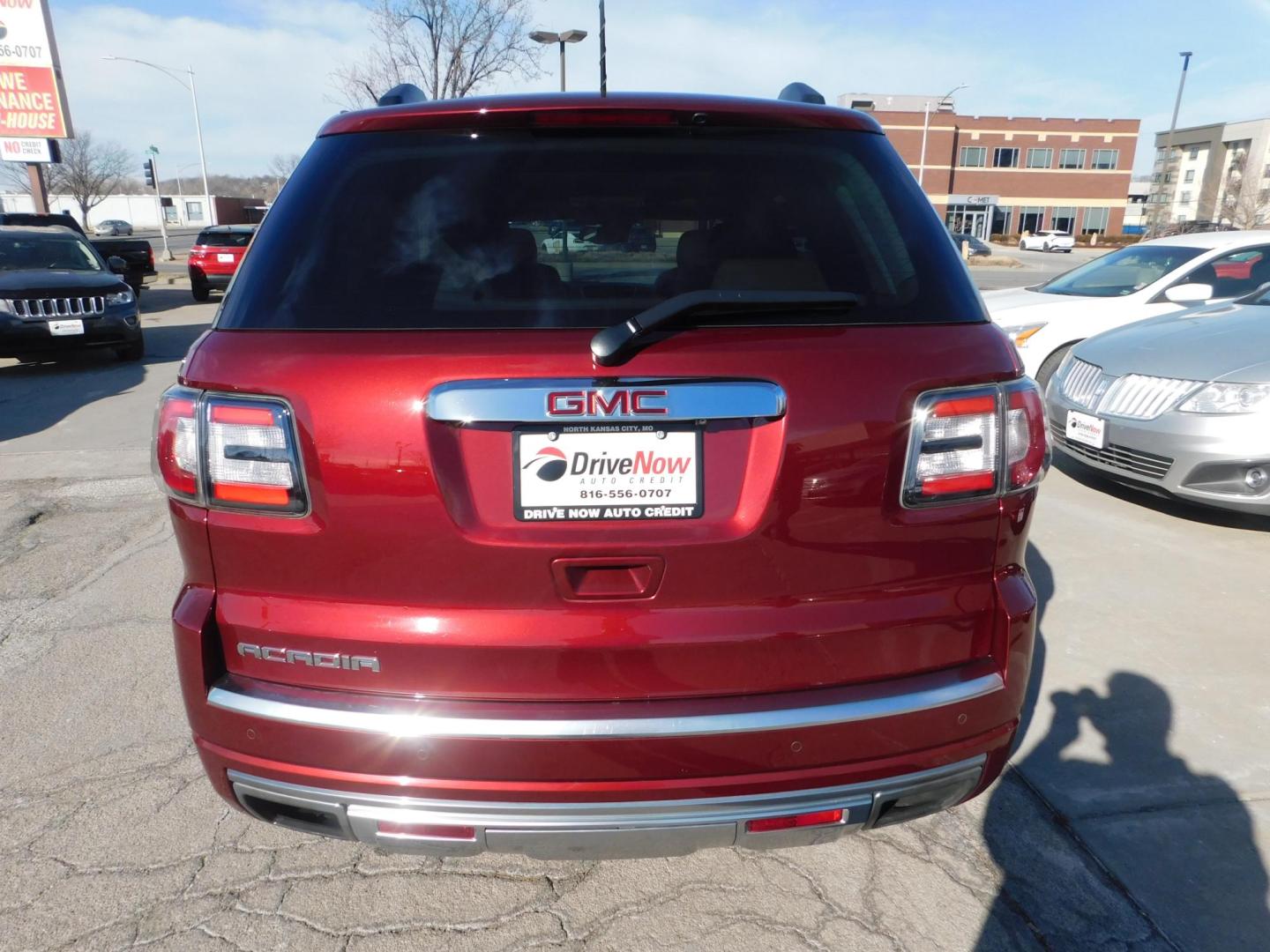 2015 RED GMC Acadia Denali FWD (1GKKRTKD1FJ) with an 3.6L V6 DOHC 24V engine, 6-Speed Automatic transmission, located at 2121 Burlington St, North Kansas City, MO, 64116, (816) 556-0707, 39.144707, -94.581978 - Photo#12