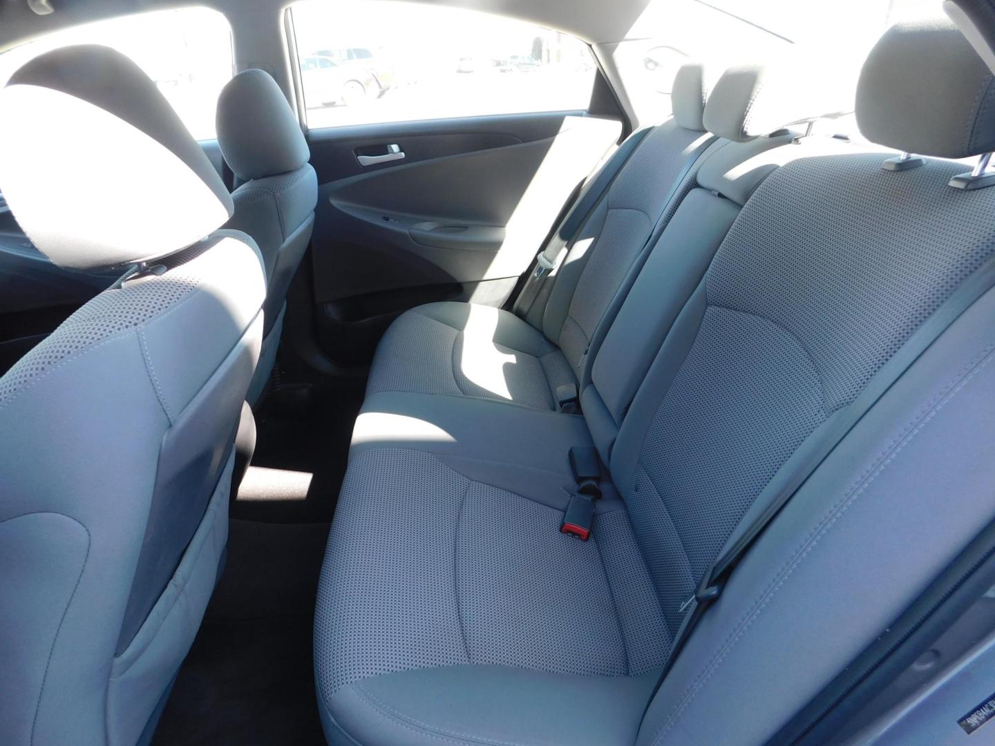 2013 GRAY Hyundai Sonata GLS (5NPEB4AC3DH) with an 2.4L L4 DOHC 16V engine, 6-Speed Automatic transmission, located at 2121 Burlington St, North Kansas City, MO, 64116, (816) 556-0707, 39.144707, -94.581978 - Photo#5