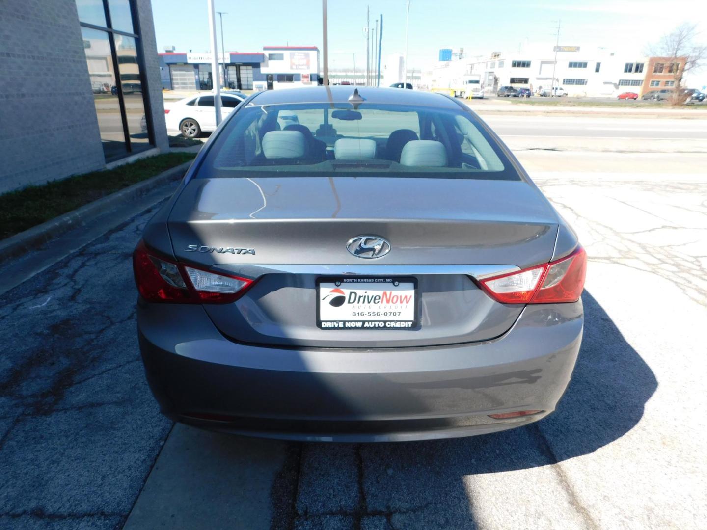 2013 GRAY Hyundai Sonata GLS (5NPEB4AC3DH) with an 2.4L L4 DOHC 16V engine, 6-Speed Automatic transmission, located at 2121 Burlington St, North Kansas City, MO, 64116, (816) 556-0707, 39.144707, -94.581978 - Photo#7