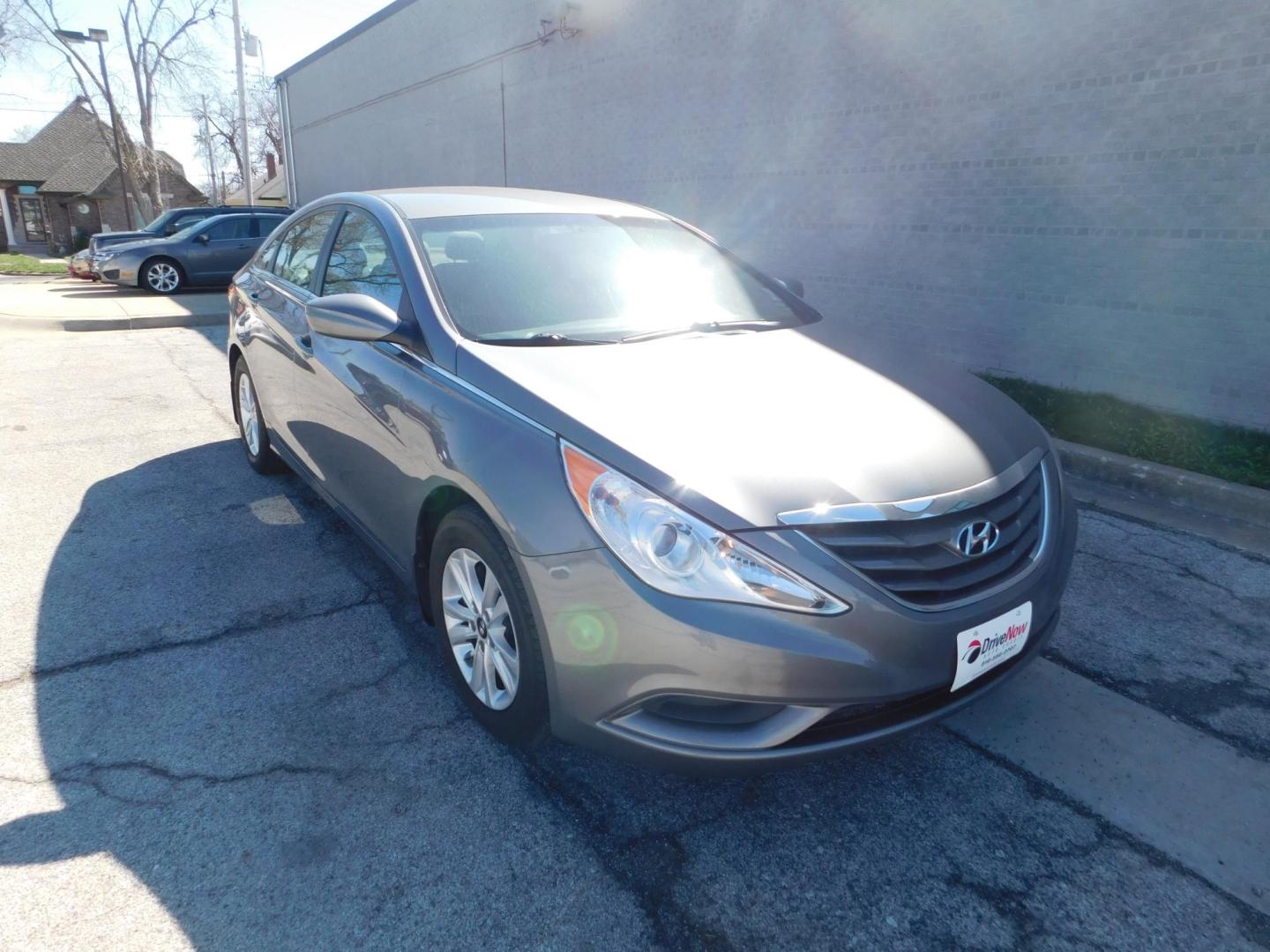2013 GRAY Hyundai Sonata GLS (5NPEB4AC3DH) with an 2.4L L4 DOHC 16V engine, 6-Speed Automatic transmission, located at 2121 Burlington St, North Kansas City, MO, 64116, (816) 556-0707, 39.144707, -94.581978 - Photo#8