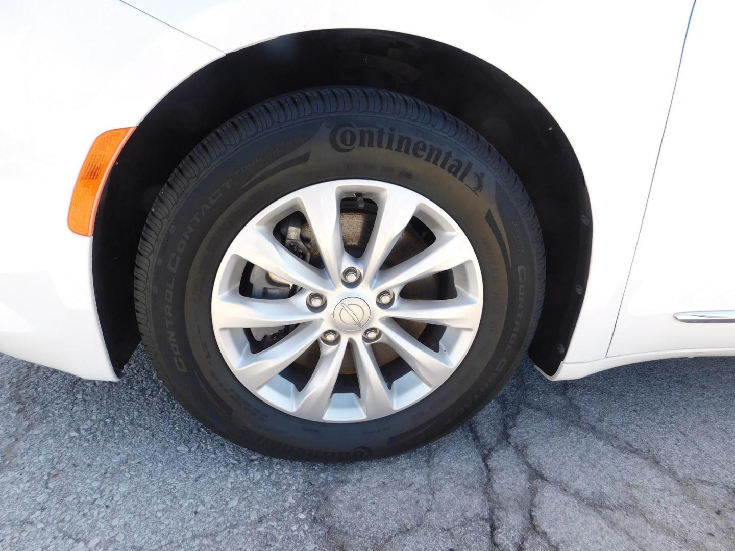 2017 WHITE Chrysler Pacifica Touring (2C4RC1BG5HR) with an 3.6L V6 DOHC 24V engine, 6A transmission, located at 2121 Burlington St, North Kansas City, MO, 64116, (816) 556-0707, 39.144707, -94.581978 - Photo#1