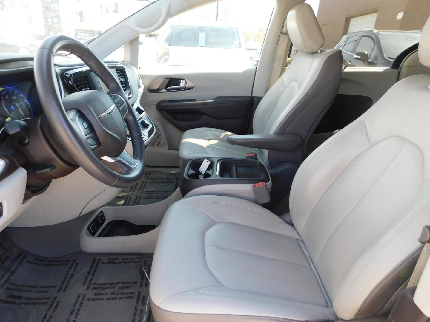 2017 WHITE Chrysler Pacifica Touring (2C4RC1BG5HR) with an 3.6L V6 DOHC 24V engine, 6A transmission, located at 2121 Burlington St, North Kansas City, MO, 64116, (816) 556-0707, 39.144707, -94.581978 - Photo#2