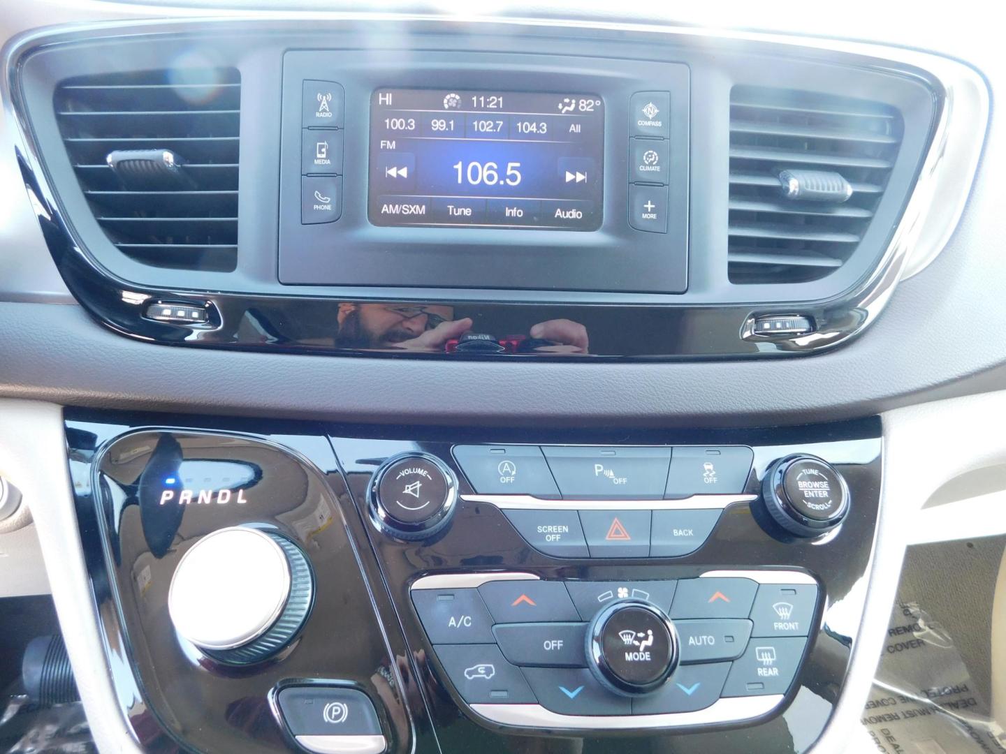 2017 WHITE Chrysler Pacifica Touring (2C4RC1BG5HR) with an 3.6L V6 DOHC 24V engine, 6A transmission, located at 2121 Burlington St, North Kansas City, MO, 64116, (816) 556-0707, 39.144707, -94.581978 - Photo#3