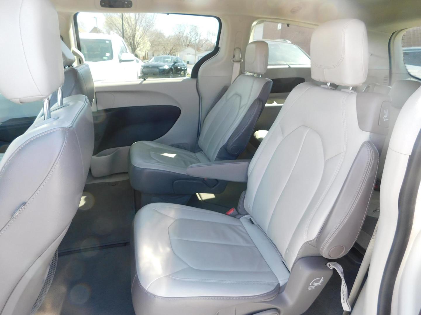 2017 WHITE Chrysler Pacifica Touring (2C4RC1BG5HR) with an 3.6L V6 DOHC 24V engine, 6A transmission, located at 2121 Burlington St, North Kansas City, MO, 64116, (816) 556-0707, 39.144707, -94.581978 - Photo#6