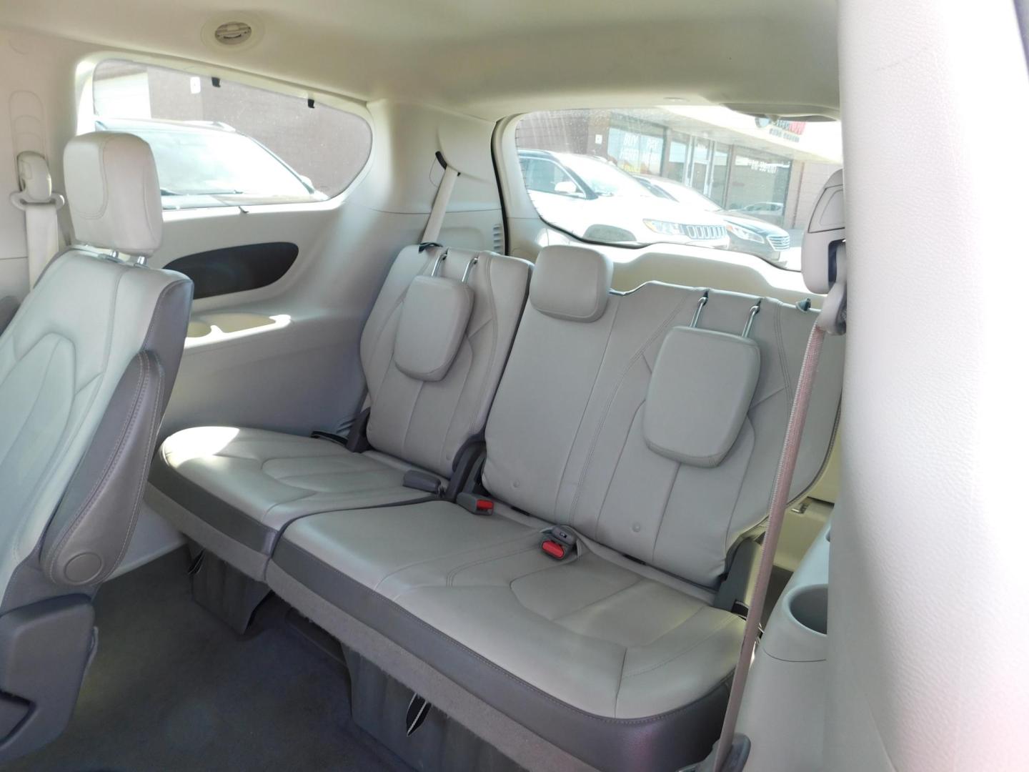 2017 WHITE Chrysler Pacifica Touring (2C4RC1BG5HR) with an 3.6L V6 DOHC 24V engine, 6A transmission, located at 2121 Burlington St, North Kansas City, MO, 64116, (816) 556-0707, 39.144707, -94.581978 - Photo#7