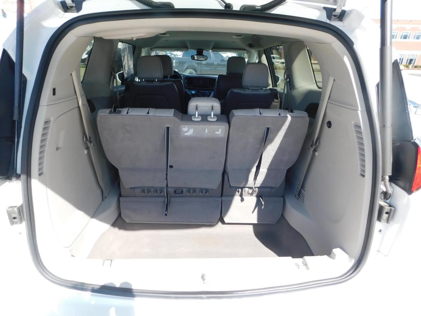 2017 WHITE Chrysler Pacifica Touring (2C4RC1BG5HR) with an 3.6L V6 DOHC 24V engine, 6A transmission, located at 2121 Burlington St, North Kansas City, MO, 64116, (816) 556-0707, 39.144707, -94.581978 - Photo#8