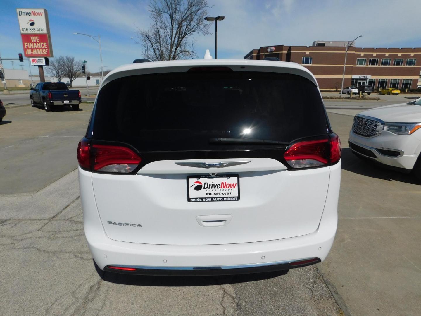 2017 WHITE Chrysler Pacifica Touring (2C4RC1BG5HR) with an 3.6L V6 DOHC 24V engine, 6A transmission, located at 2121 Burlington St, North Kansas City, MO, 64116, (816) 556-0707, 39.144707, -94.581978 - Photo#9
