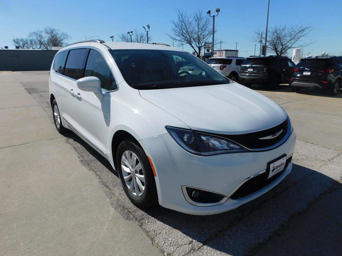2017 WHITE Chrysler Pacifica Touring (2C4RC1BG5HR) with an 3.6L V6 DOHC 24V engine, 6A transmission, located at 2121 Burlington St, North Kansas City, MO, 64116, (816) 556-0707, 39.144707, -94.581978 - Photo#10