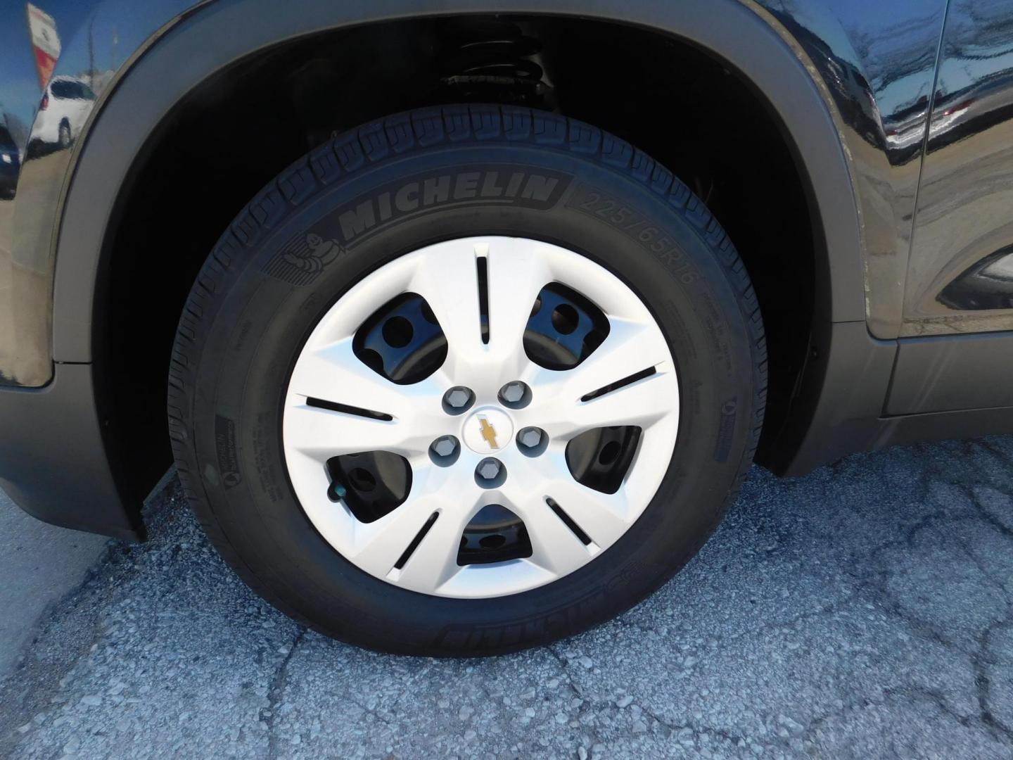 2015 BLACK Chevrolet Trax LS FWD (3GNCJKSB4FL) with an 1.4L L4 DOHC 16V FFV engine, located at 2121 Burlington St, North Kansas City, MO, 64116, (816) 556-0707, 39.144707, -94.581978 - Photo#1