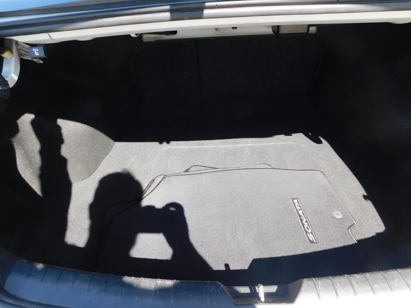 2018 WHITE Hyundai Sonata Sport (5NPE34AF0JH) with an 2.4L L4 DOHC 16V engine, 6A transmission, located at 2121 Burlington St, North Kansas City, MO, 64116, (816) 556-0707, 39.144707, -94.581978 - Photo#7