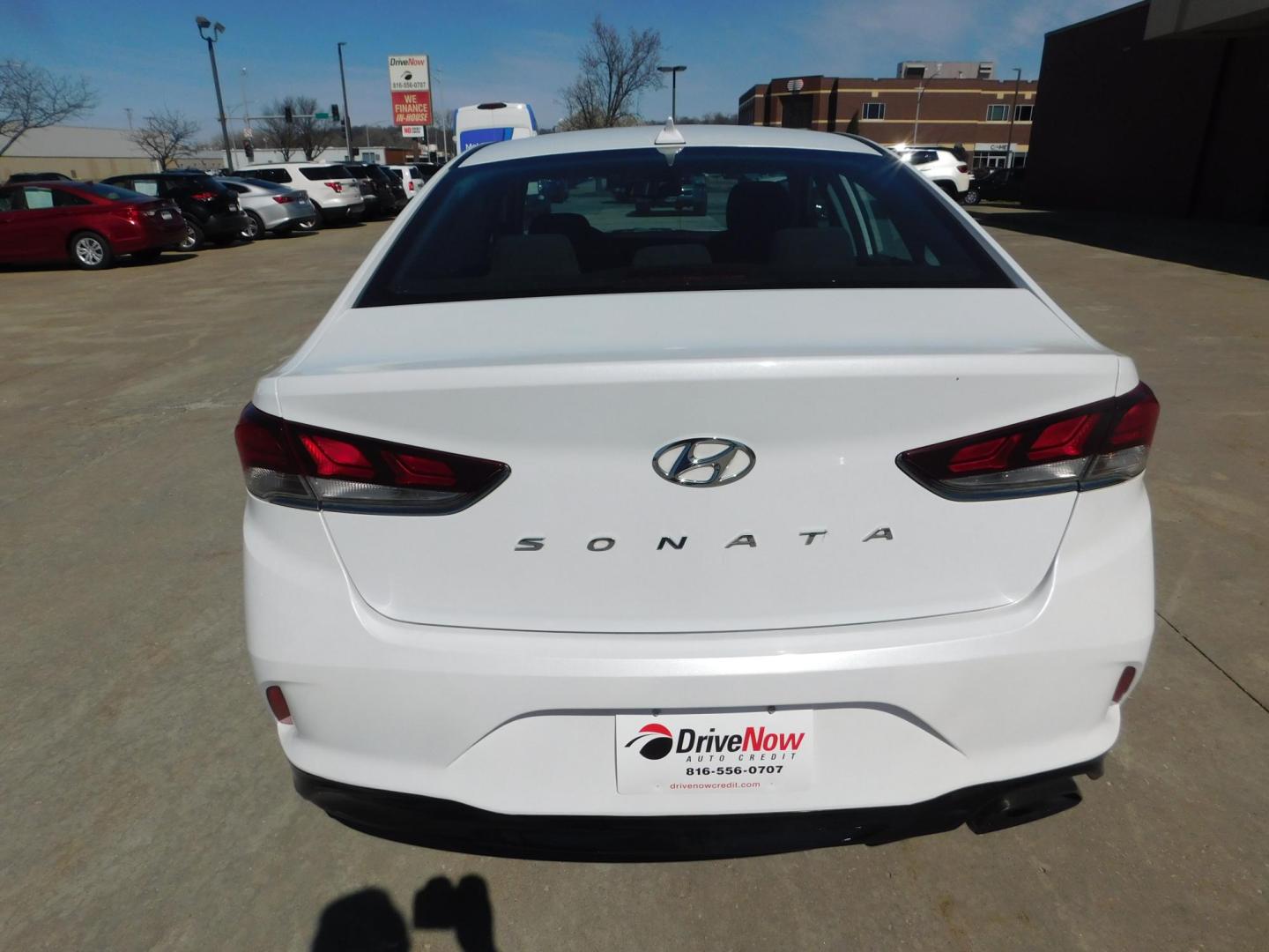 2018 WHITE Hyundai Sonata Sport (5NPE34AF0JH) with an 2.4L L4 DOHC 16V engine, 6A transmission, located at 2121 Burlington St, North Kansas City, MO, 64116, (816) 556-0707, 39.144707, -94.581978 - Photo#8