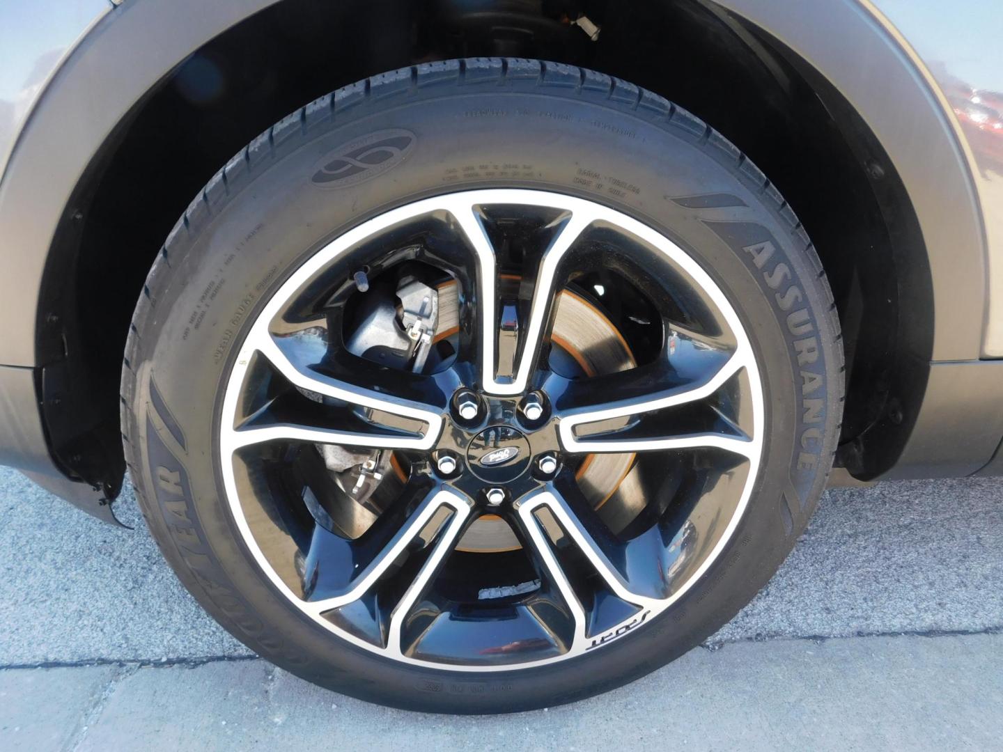 2015 GRAY Ford Explorer Sport 4WD (1FM5K8GT6FG) with an 3.5L V6 DOHC 24V engine, 6-Speed Automatic transmission, located at 2121 Burlington St, North Kansas City, MO, 64116, (816) 556-0707, 39.144707, -94.581978 - Photo#1