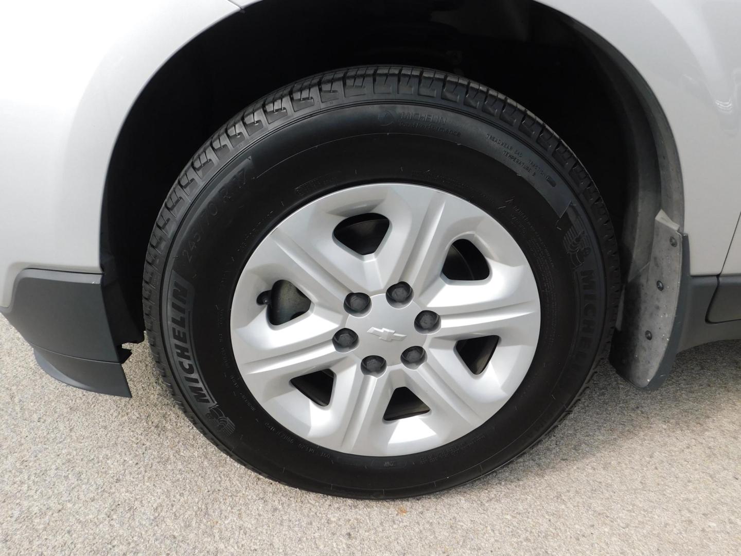 2013 SILVER Chevrolet Traverse LS FWD (1GNKRFKD0DJ) with an 3.6L V6 DOHC 24V engine, 6-Speed Automatic transmission, located at 2121 Burlington St, North Kansas City, MO, 64116, (816) 556-0707, 39.144707, -94.581978 - Photo#1